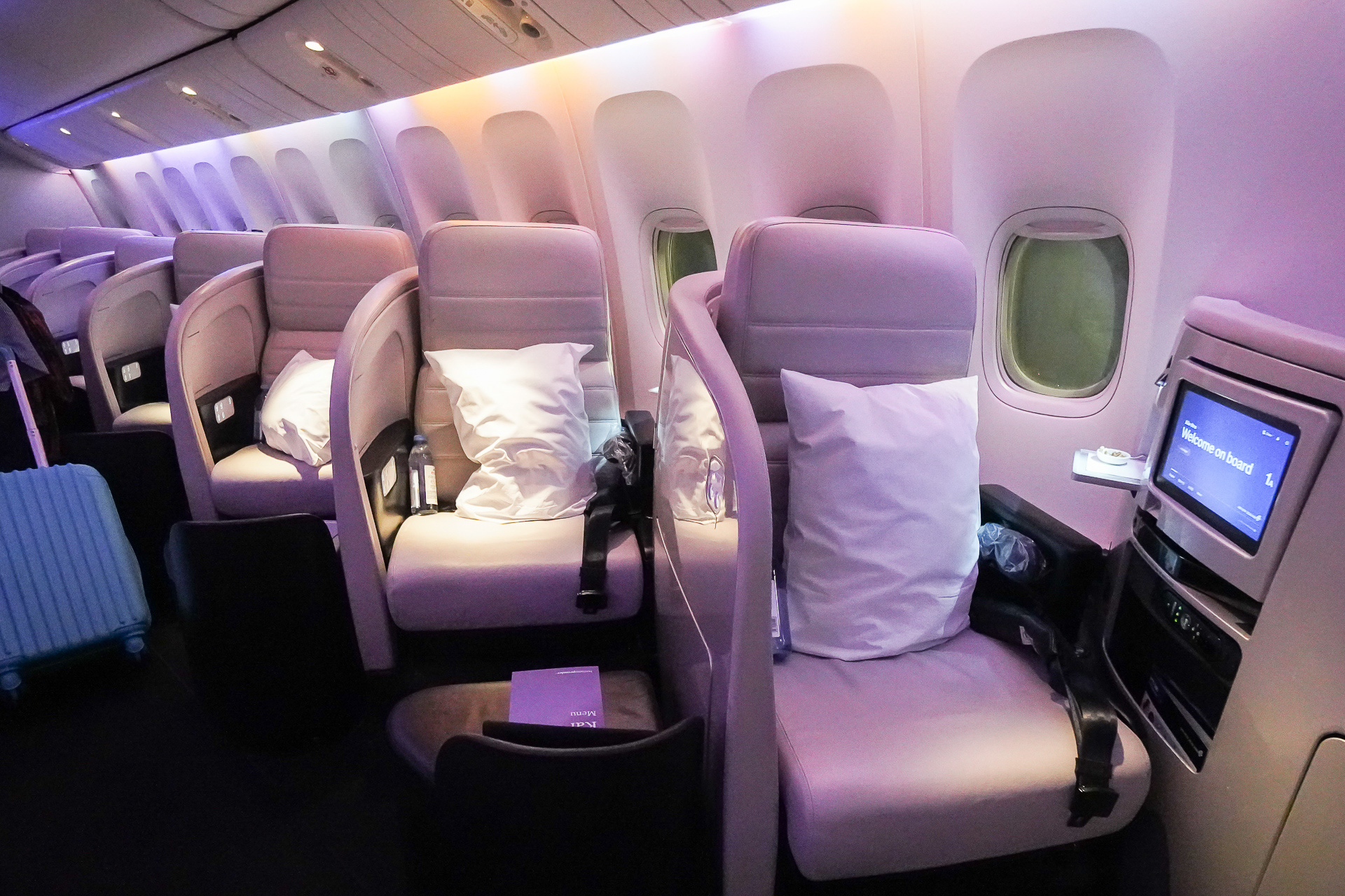 シートはすべて斜め向きに配置している。紫がかったムーディな照明