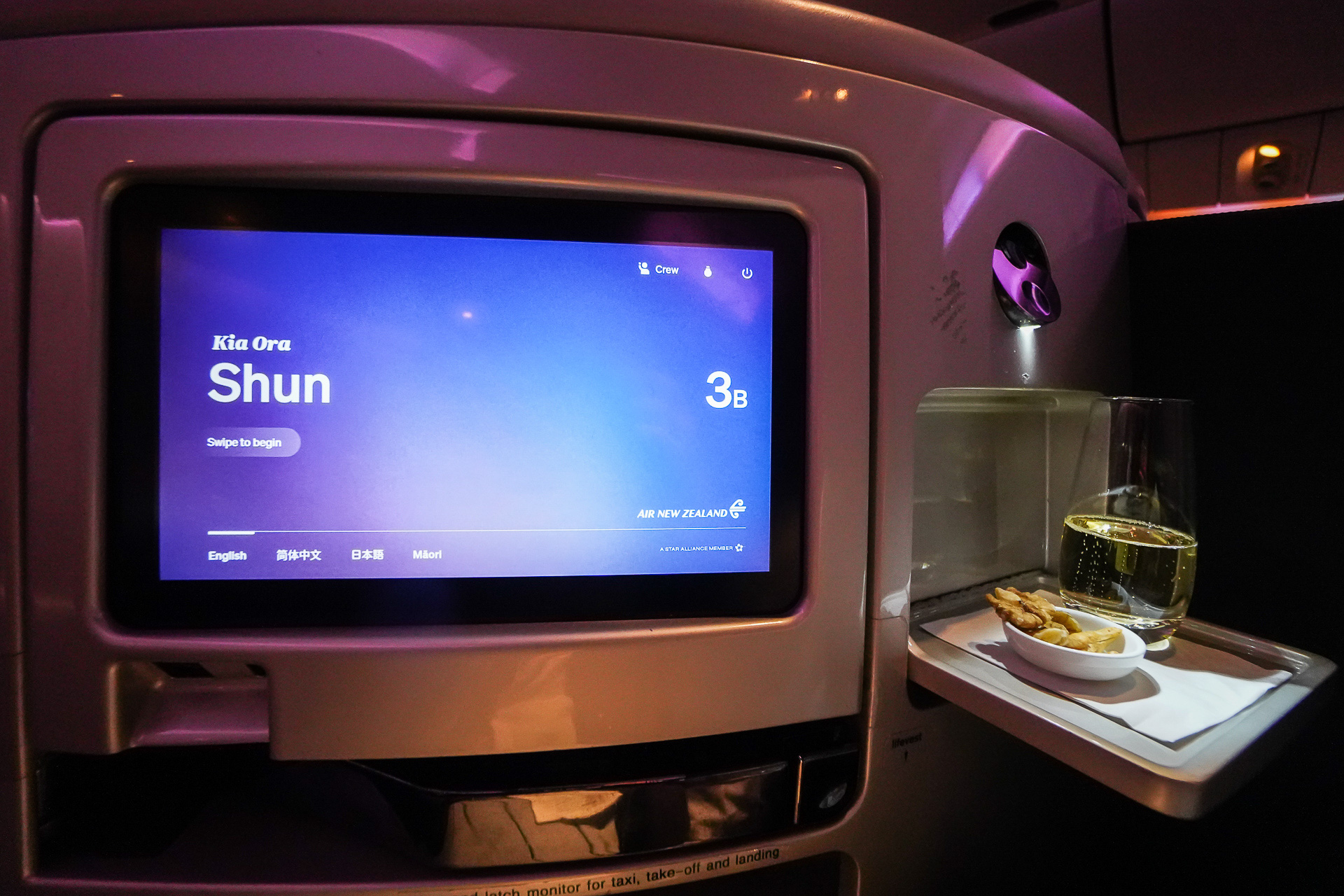 ウェルカムドリンクのシャンパン。「Kia Ora」はマオリ語で「こんにちは」や「ようこそ」の意味