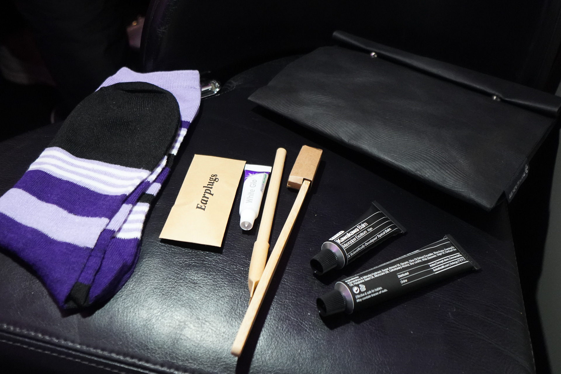 アメニティはケースに入って提供される。靴下のデザインがカワイイ