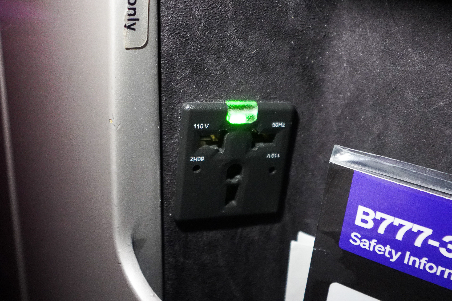 コンセントは110Vで形状はワールドワイド仕様