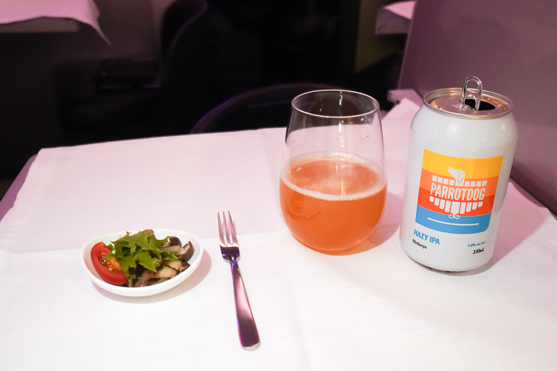 食事時は大きめのテーブルをセットしてくれる。ニュージーランド地ビール「ヘイジーIPA」、アミューズはラム肉とマッシュルームの四川風