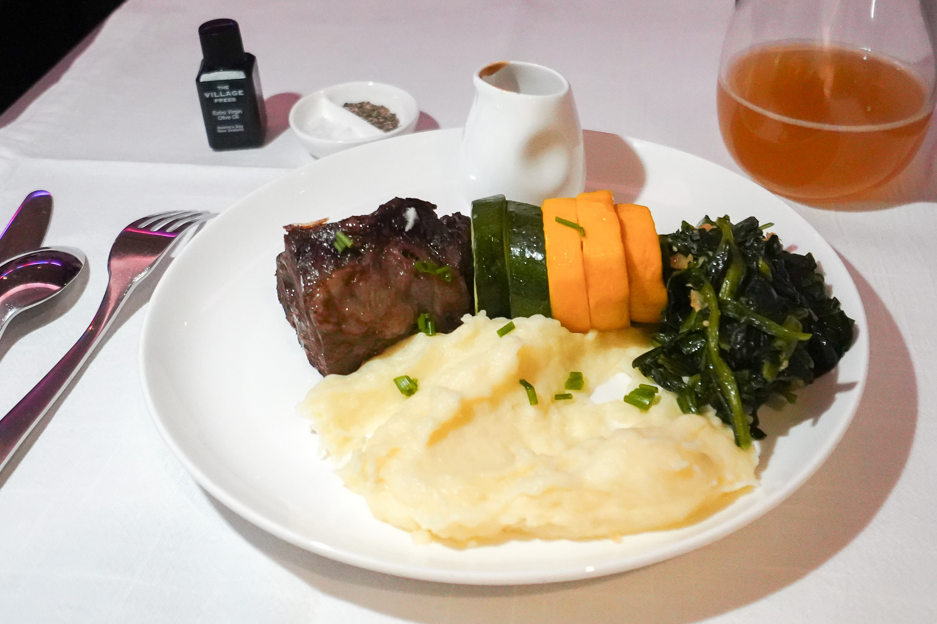 メインはビーフ、チキン、麺の3種から選べる。これはビーフの牛頬肉のワイン煮。マッシュポテト、ほうれん草とズッキーニのソテー付き