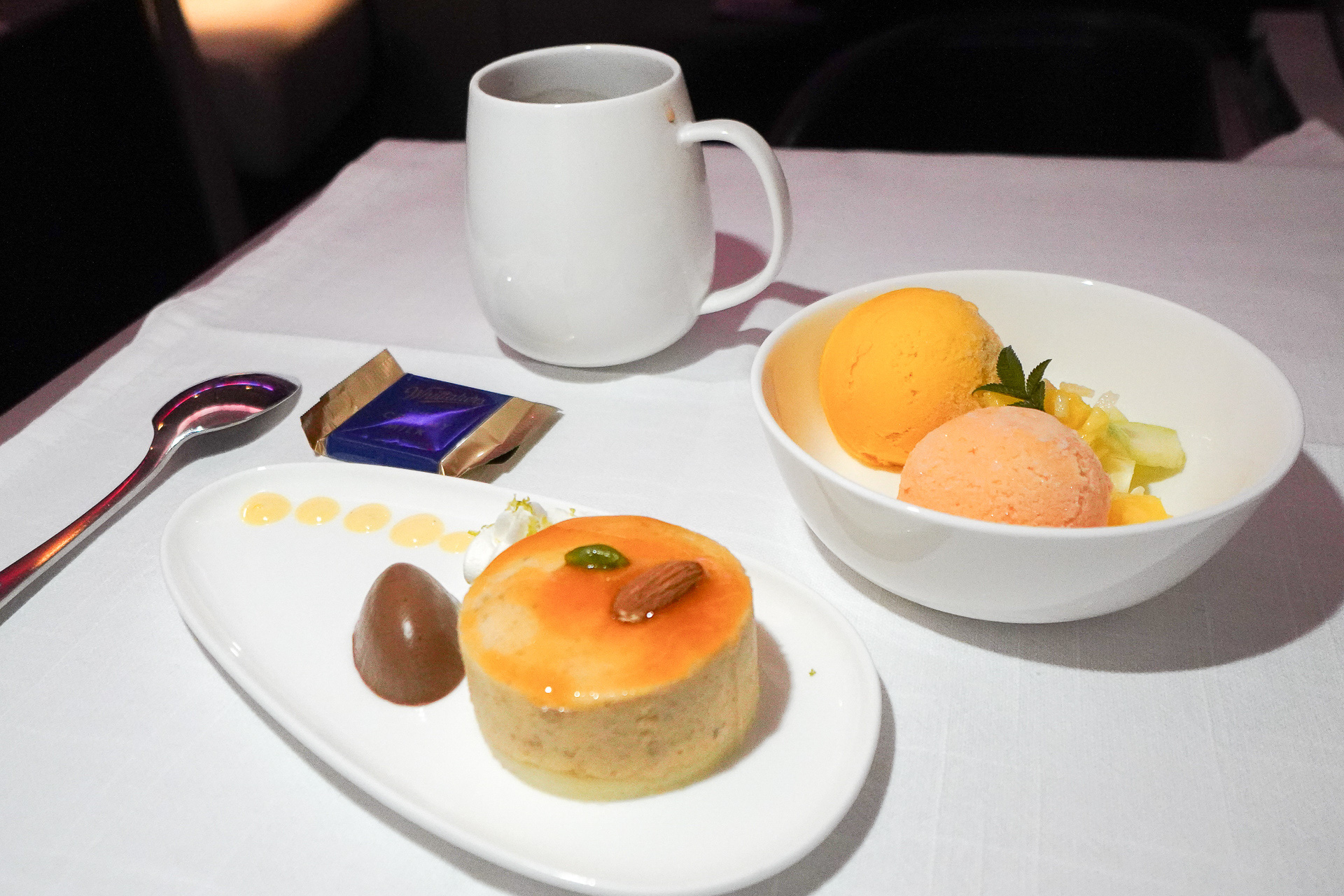 甘い物好きと思われたのか、デザートはなぜか2種とも持ってきてくれた。マンゴーとパパイヤのアイスクリーム、アプリコットヌガーのムースケーキ