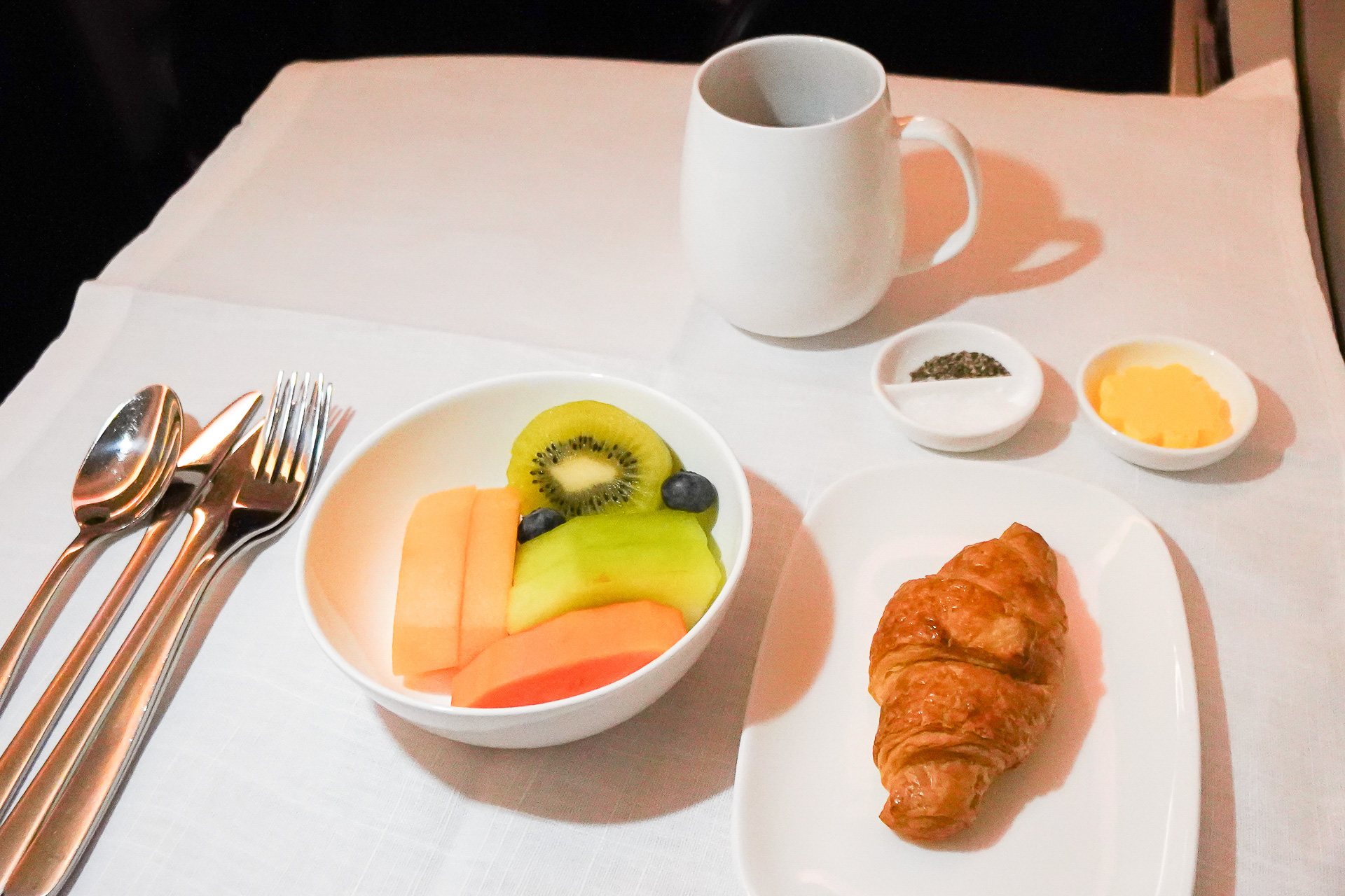 朝食はフルーツとパンから
