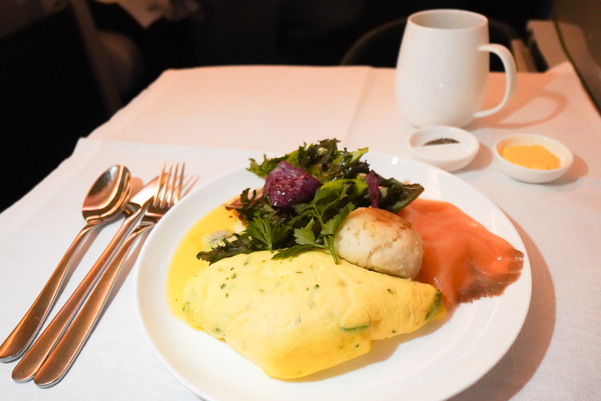 ハーブオムレツ。サーモンとマッシュポテト、サラダ付き。ボリュームがある