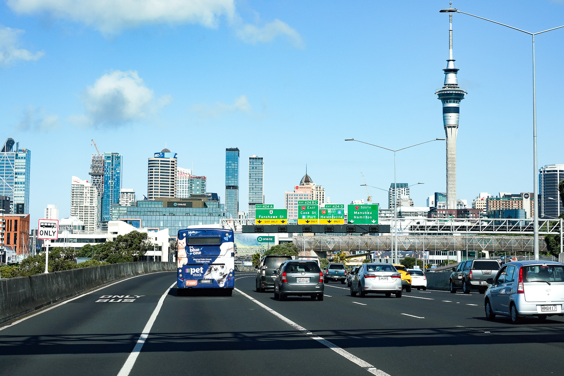 オークランド市街地の高速道路。ニュージーランドは日本と同じ左側通行で走りやすい