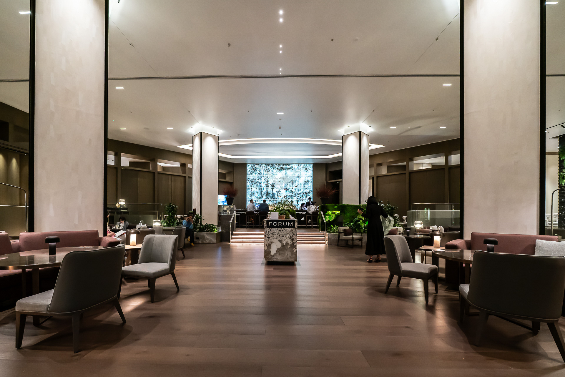 ロビー正面。奥にバー「フォーラム（FORUM）」が見える
