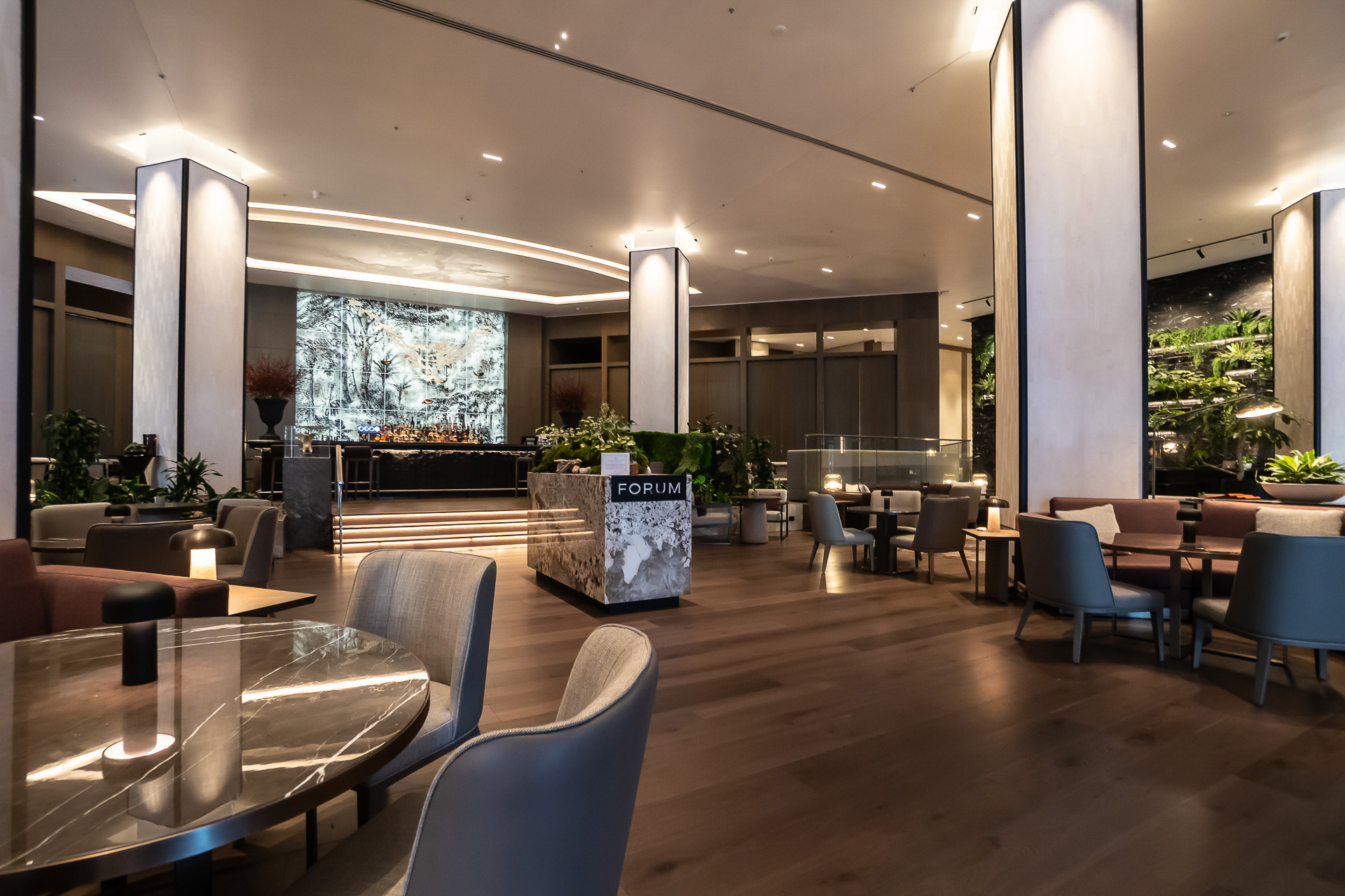 ロビーを別角度から、右にレセプションカウンターが見える