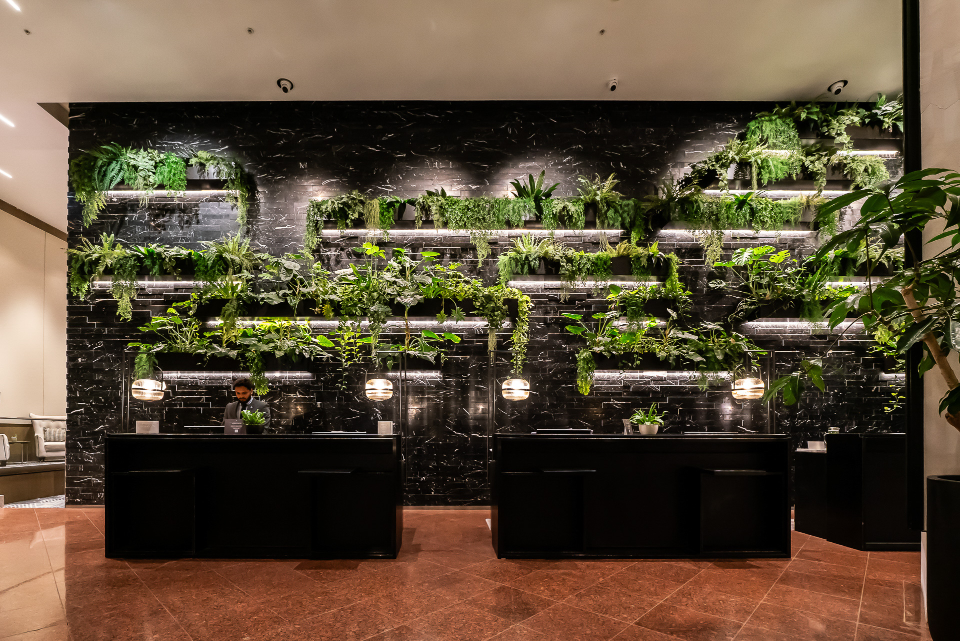 レセプションカウンター。自然のグリーンをあしらった壁が印象的