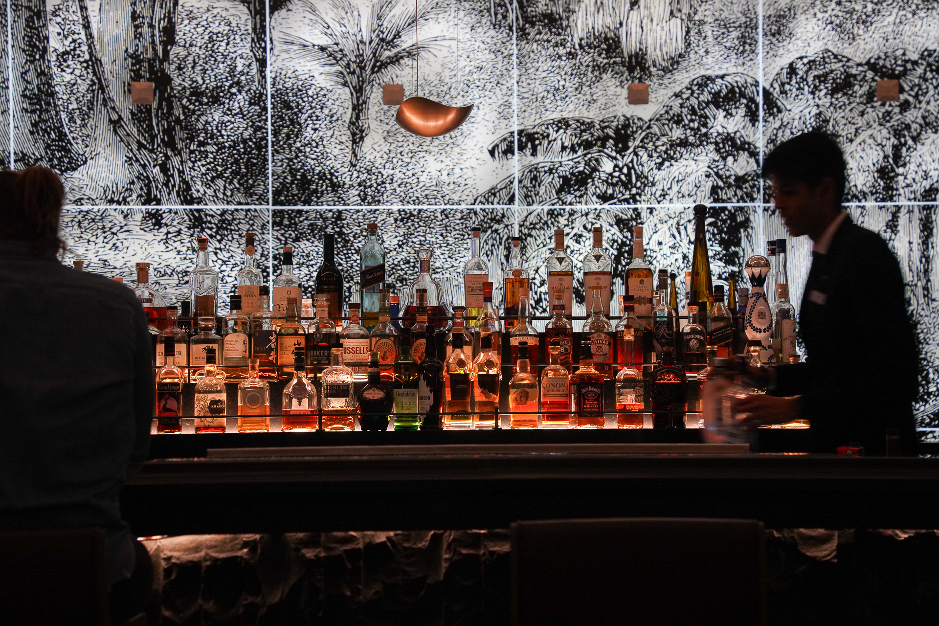 落ち着いたバーカウンター