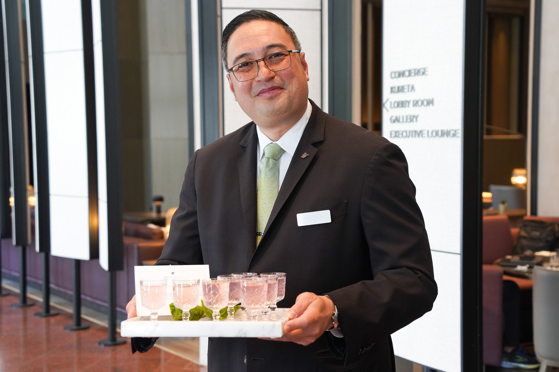 到着時のウェルカムドリンク「JW Blush Bloom」はバラとライチ、エルダーフラワーのティー。JWガーデンのミントが香る