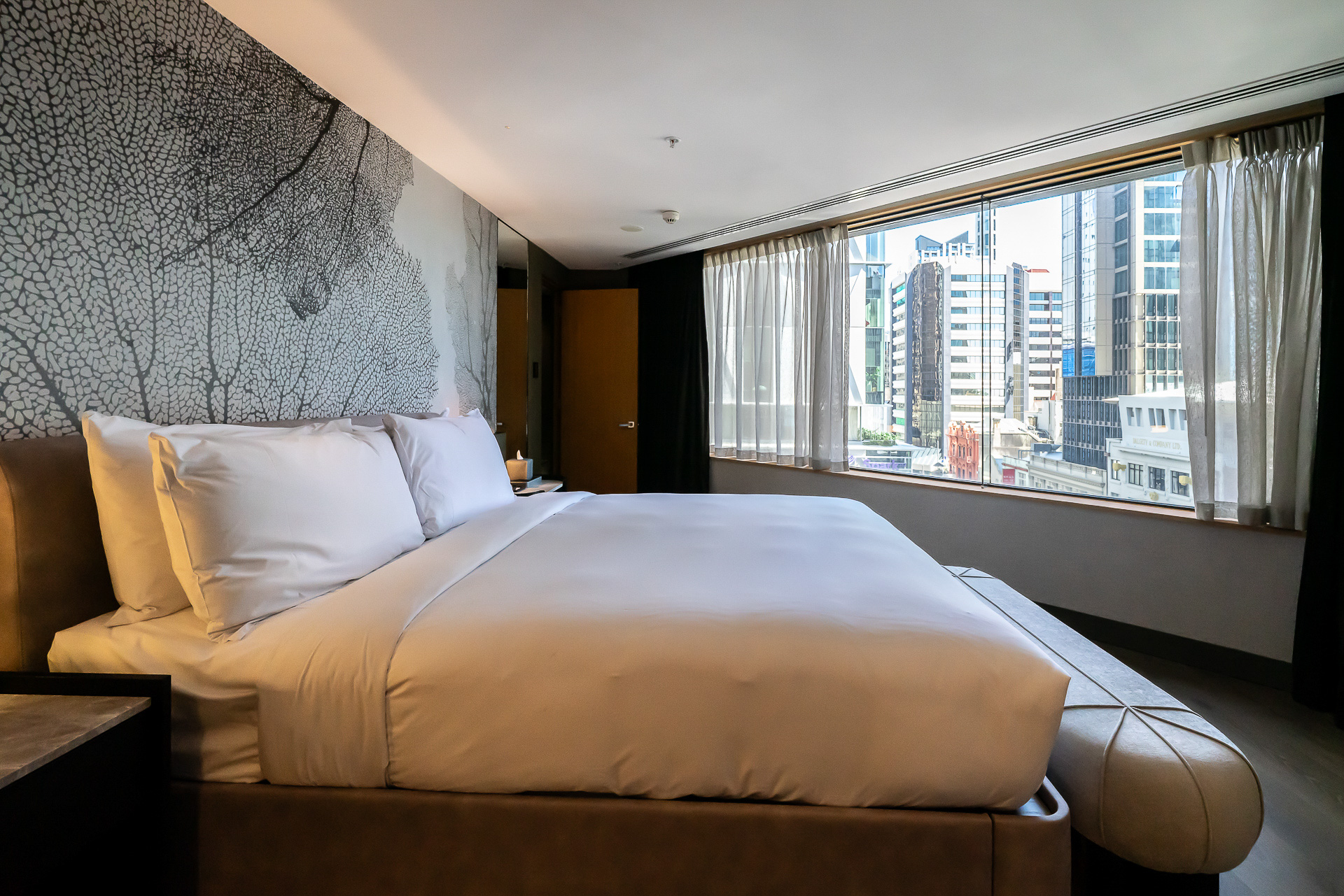 窓には美しいシティビューが広がる