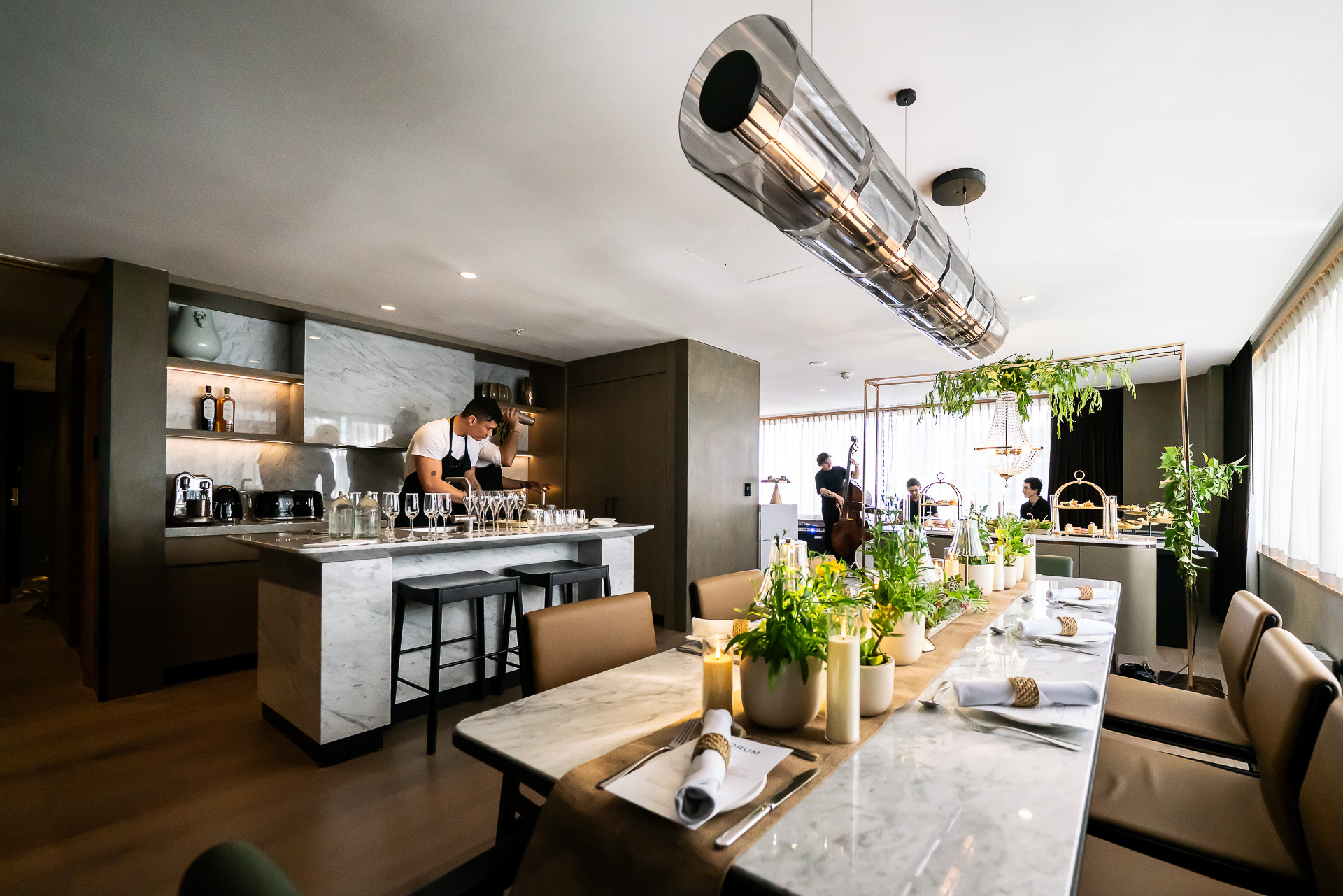 ダイニングとキッチンカウンター、奥にリビングが広がる