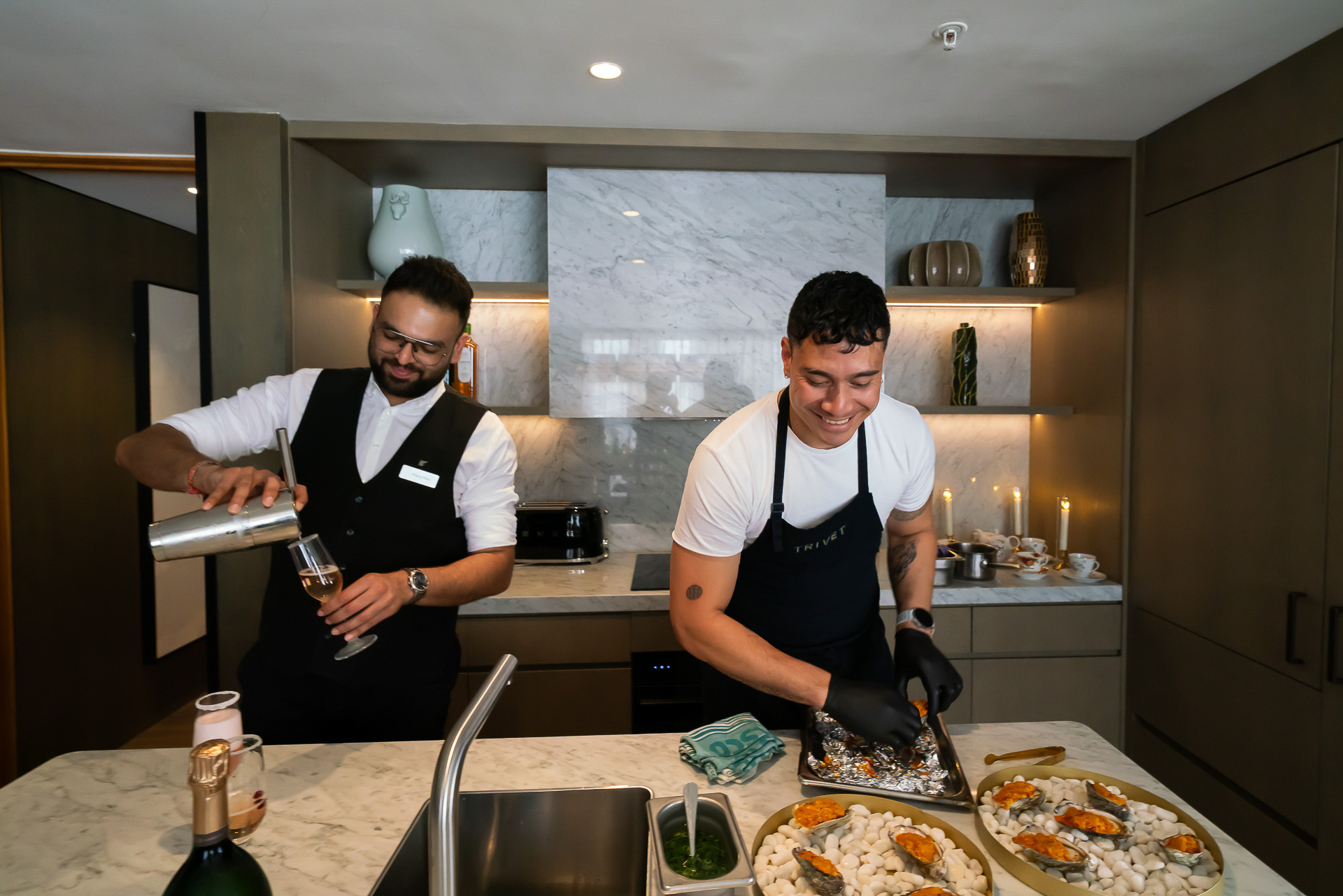 キッチンカウンターではシェフがライブで料理を提供