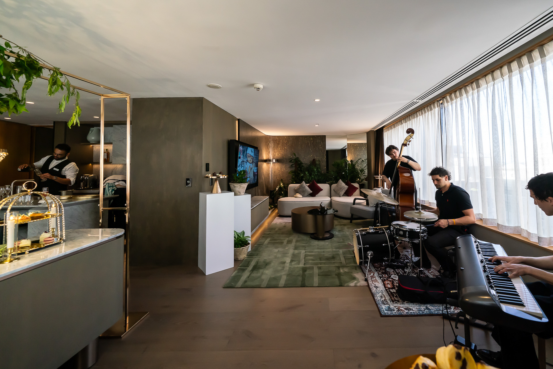 リビングではバンドの生演奏が提供された