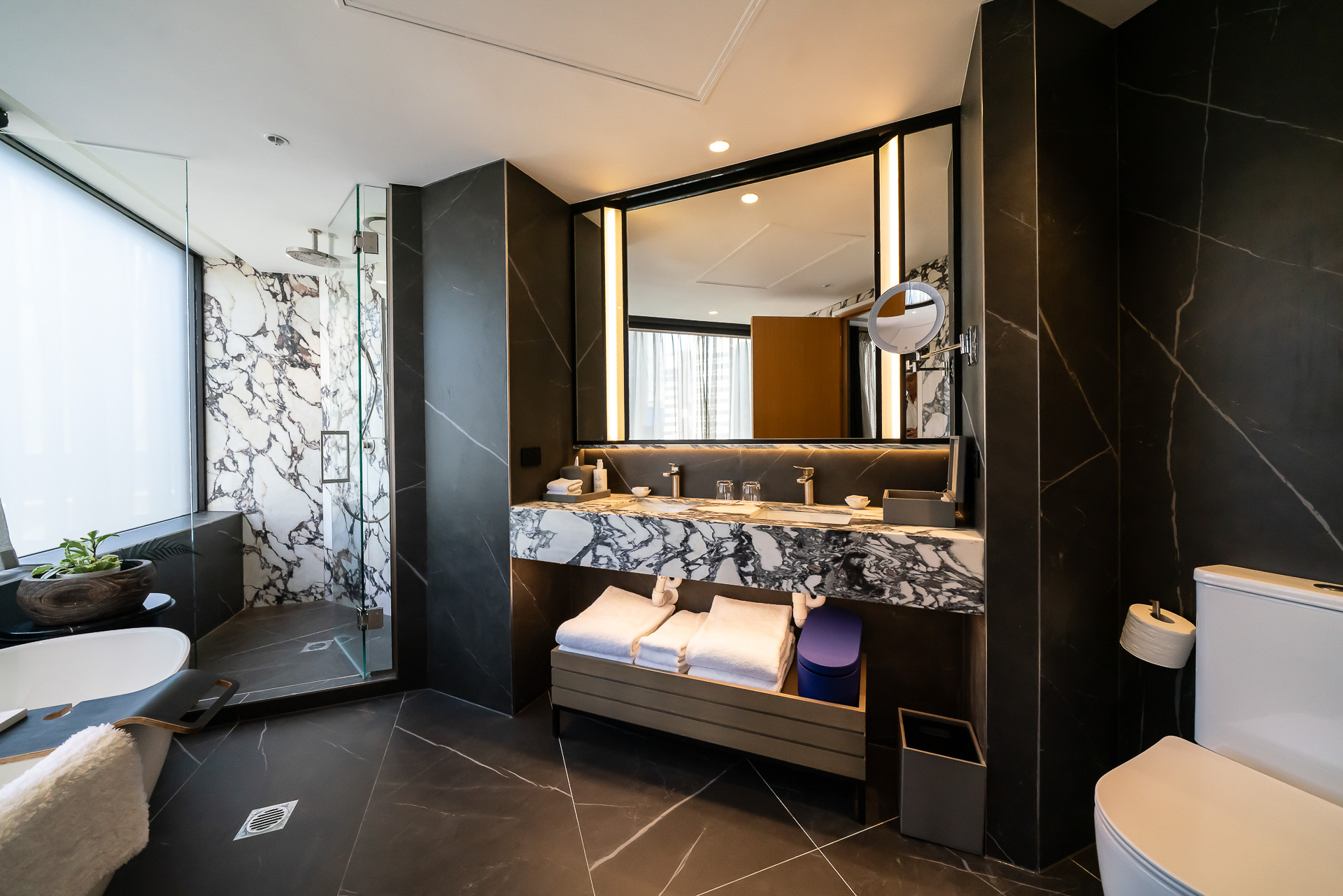 「ガバナー・スイート」の洗面と浴室