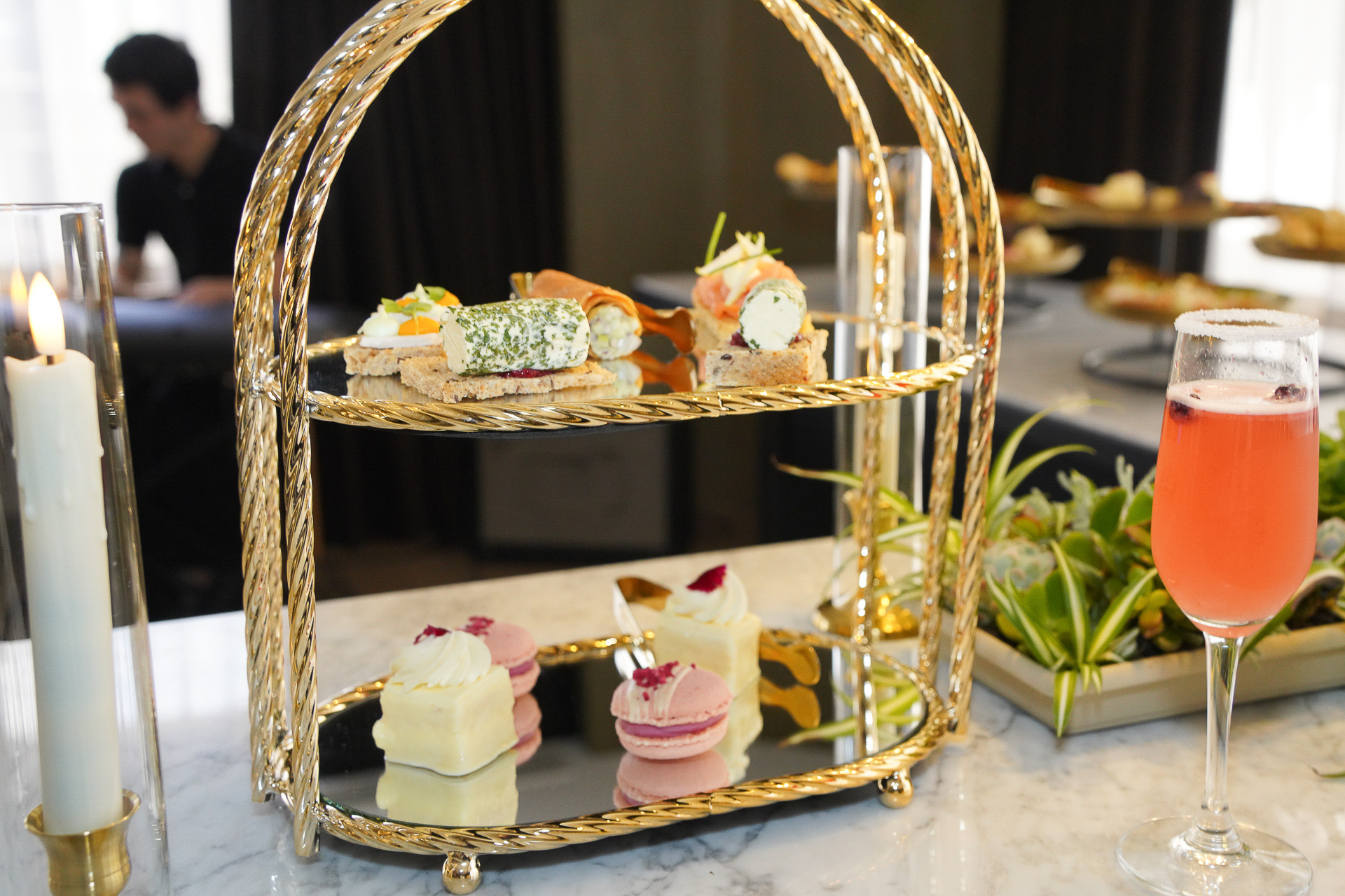 ハイティのかご。セイボリーのスモークサーモンやスイーツのマカロンなど