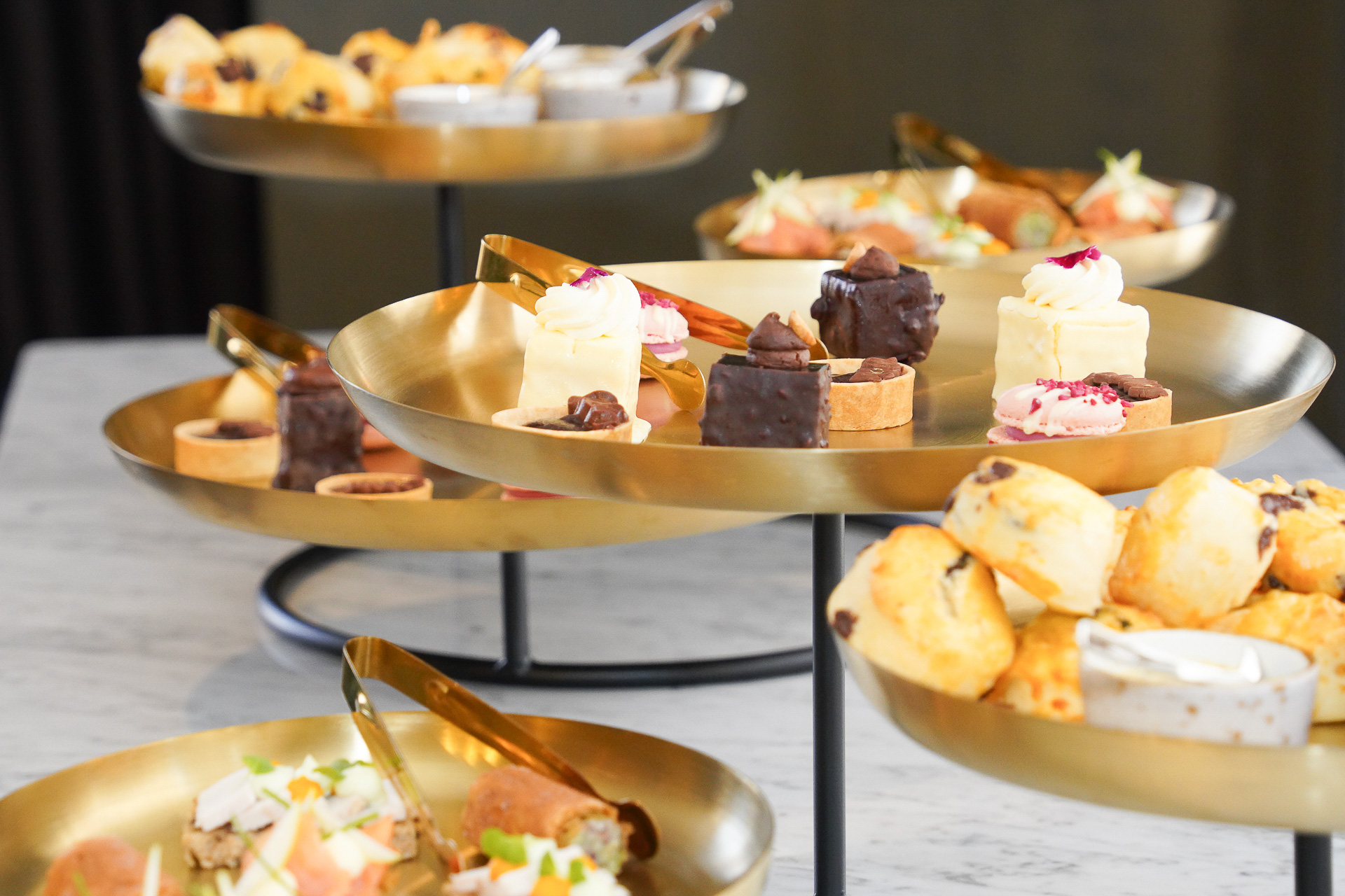 チョコレートソイル、チョコレートとアールグレイのタルトなどのスイーツ、スコーンなど