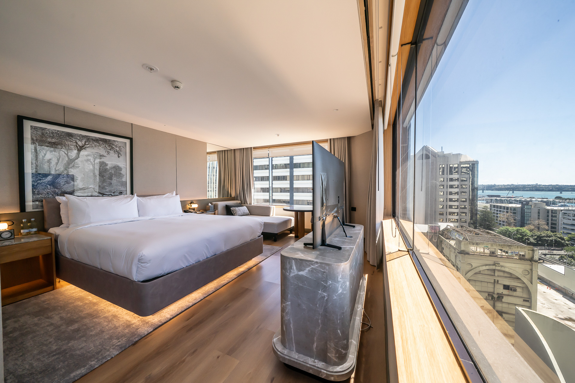 「エグゼクティブ・スイート（Executive Suite）」のベッドルーム。こちらが今回宿泊した客室。広い窓から遠くに湾が見えるシティビューだ
