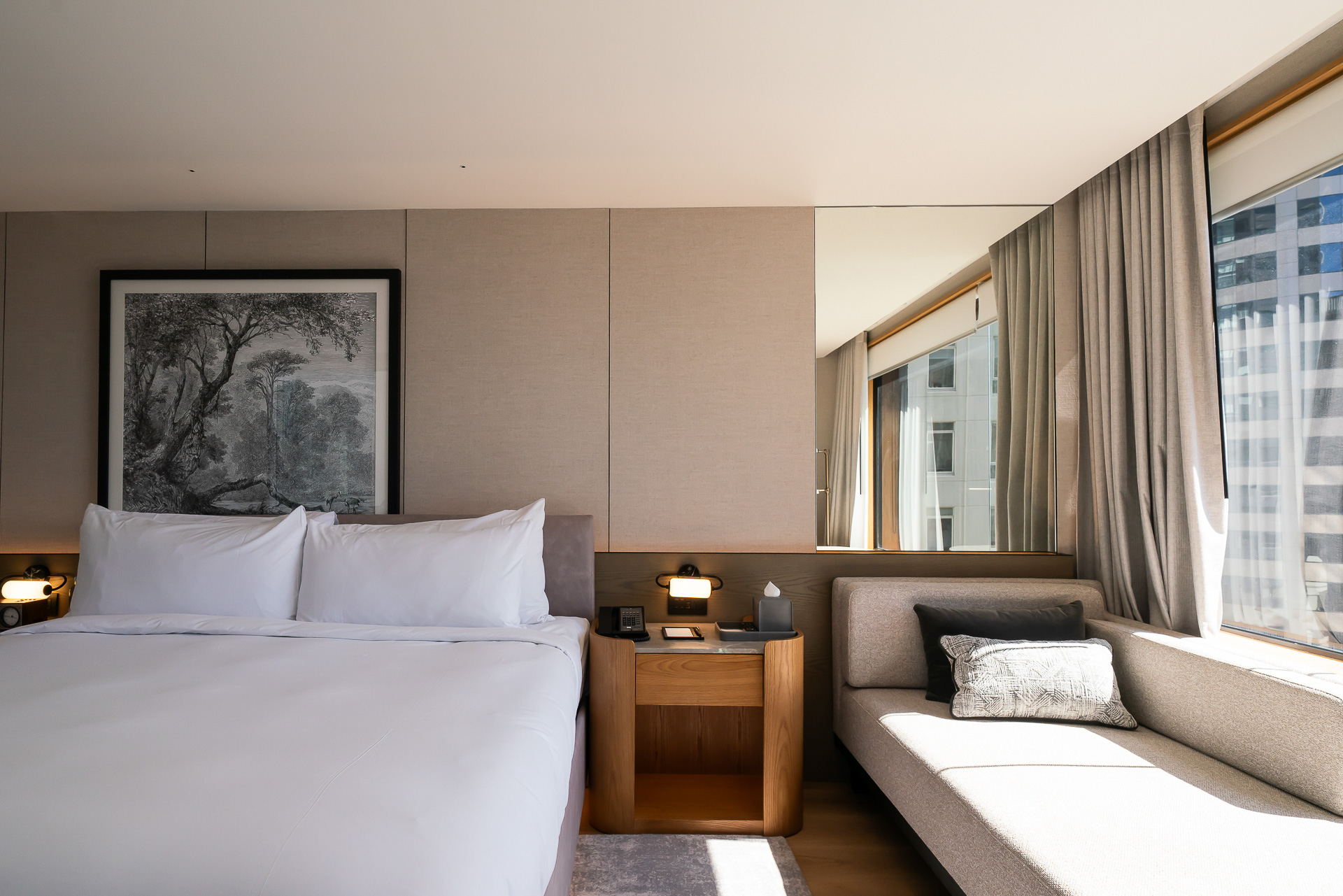 ベッドヘッドまわり。窓際に広めのデイベッドがあり、日中に窓際でゆったりくつろげる