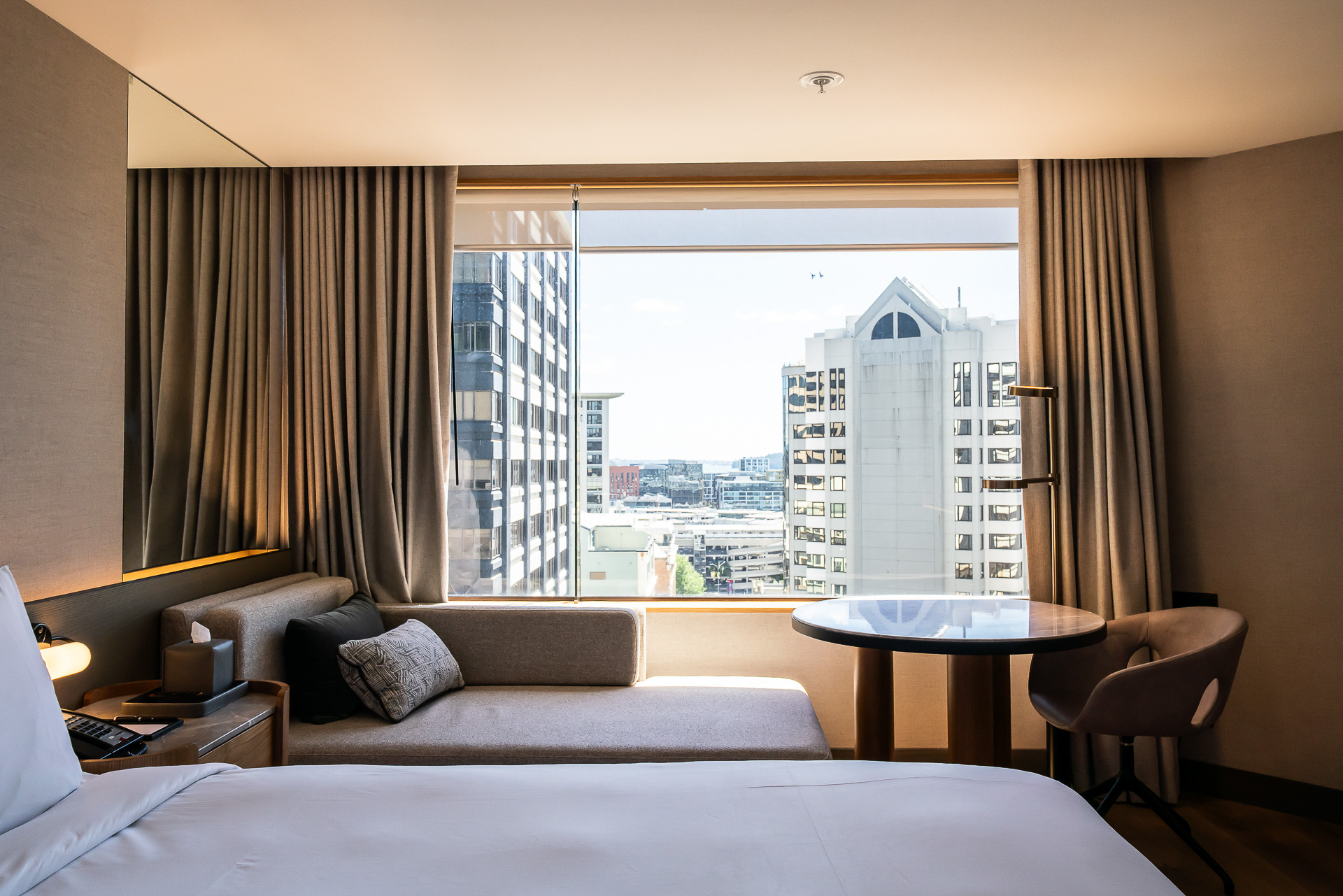 ベッドから窓を眺める。シティビュー