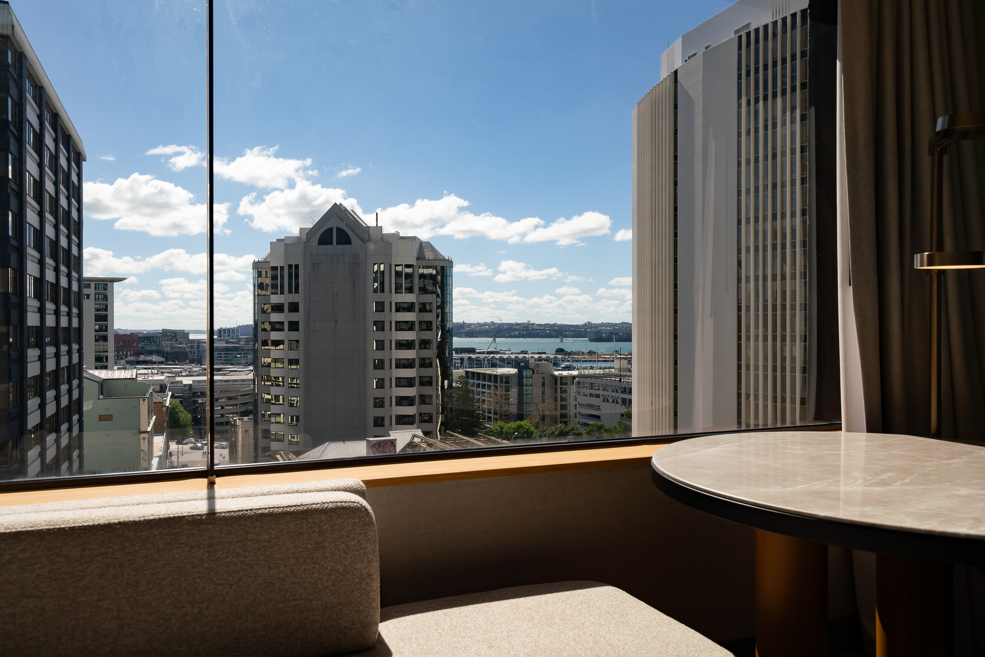 窓からは遠くにオークランド・ハーバーが見える