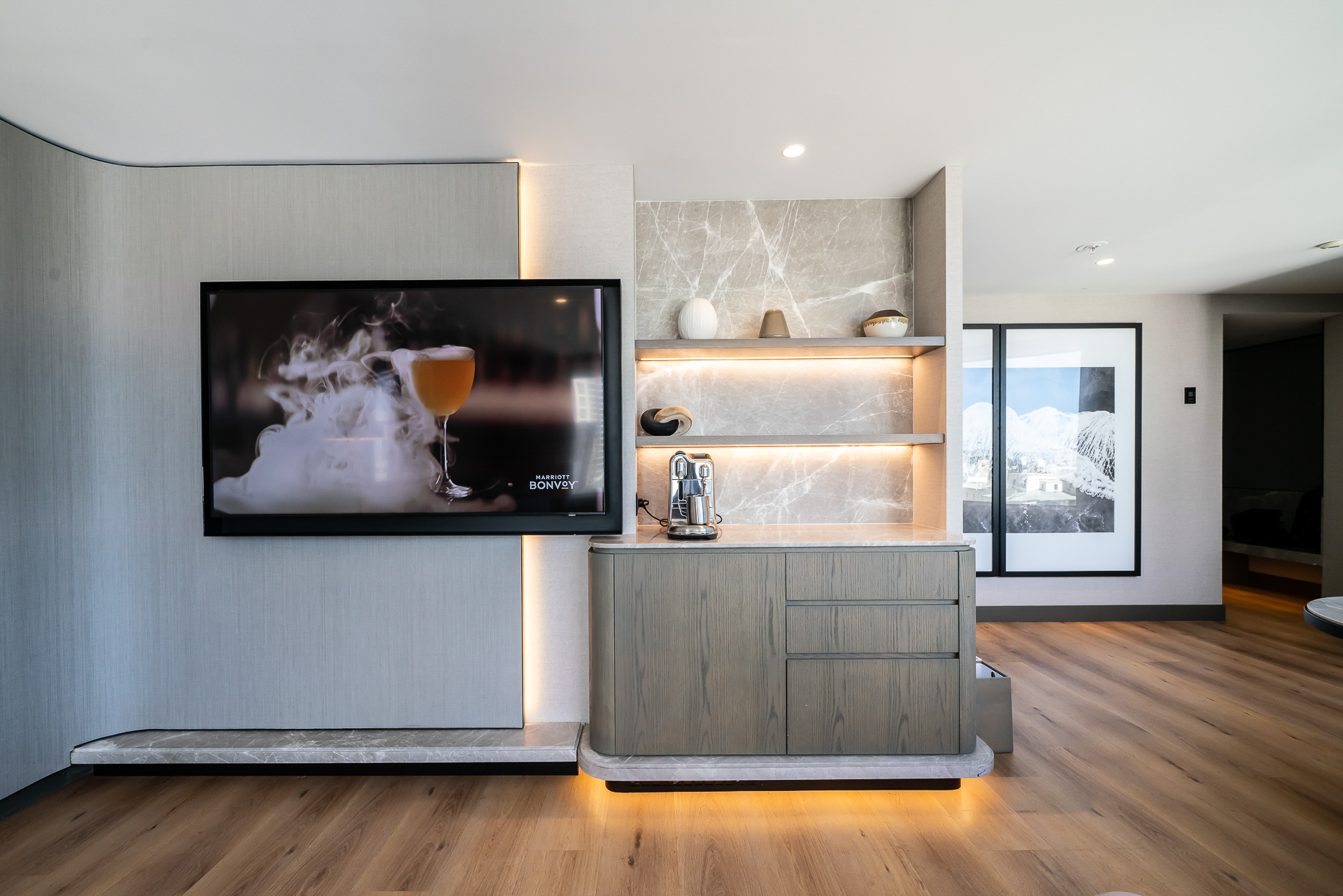 ベッドルームとリビングルームの両方に、キャスト可能なテレビを備える。写真右の廊下でベッドルームとつながっている