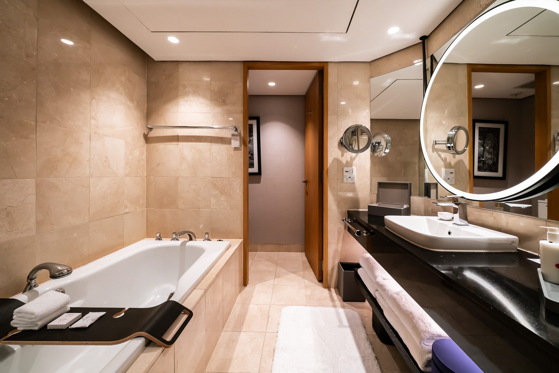 洗面と浴室まわり。大きめの浴槽もある。奥のドアはトイレ