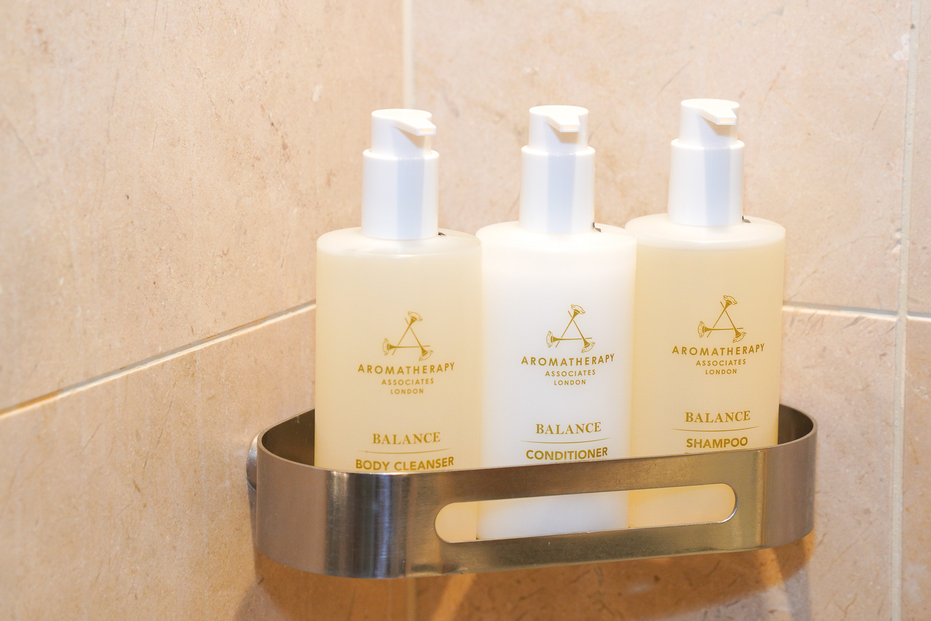 シャワーブースのシャンプーなどアメニティは備え付け