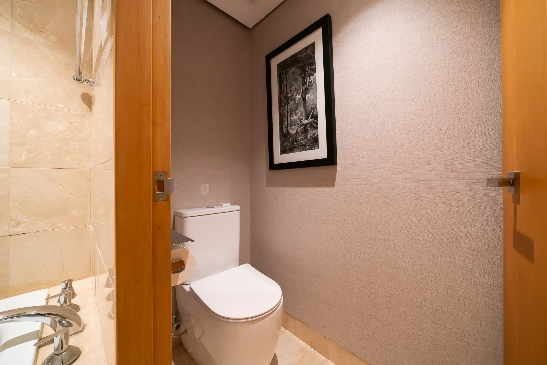 トイレにアートが掛けられて落ち着いた作り。温水洗浄機能はなし