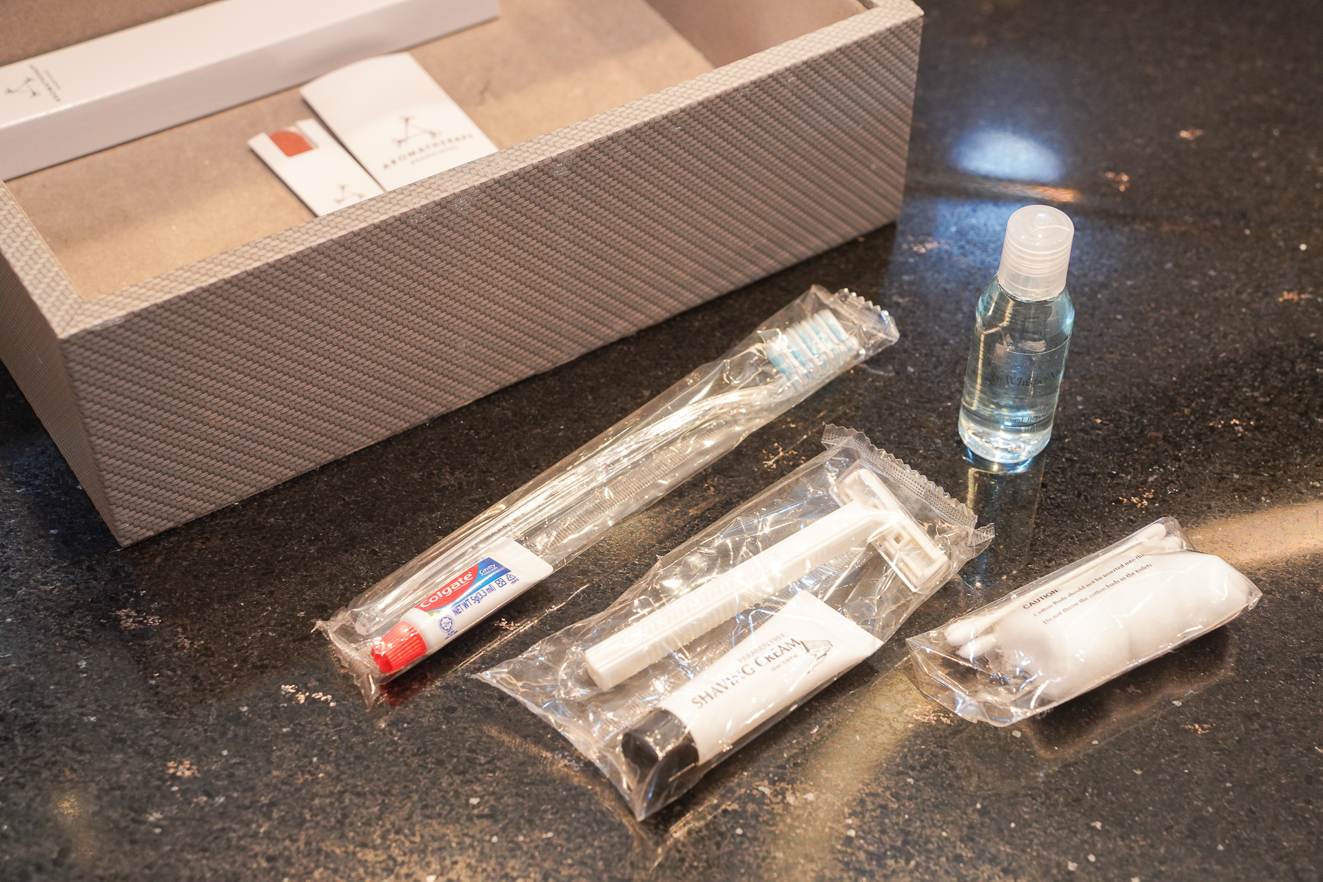 歯ブラシや使い捨て髭剃りを用意している