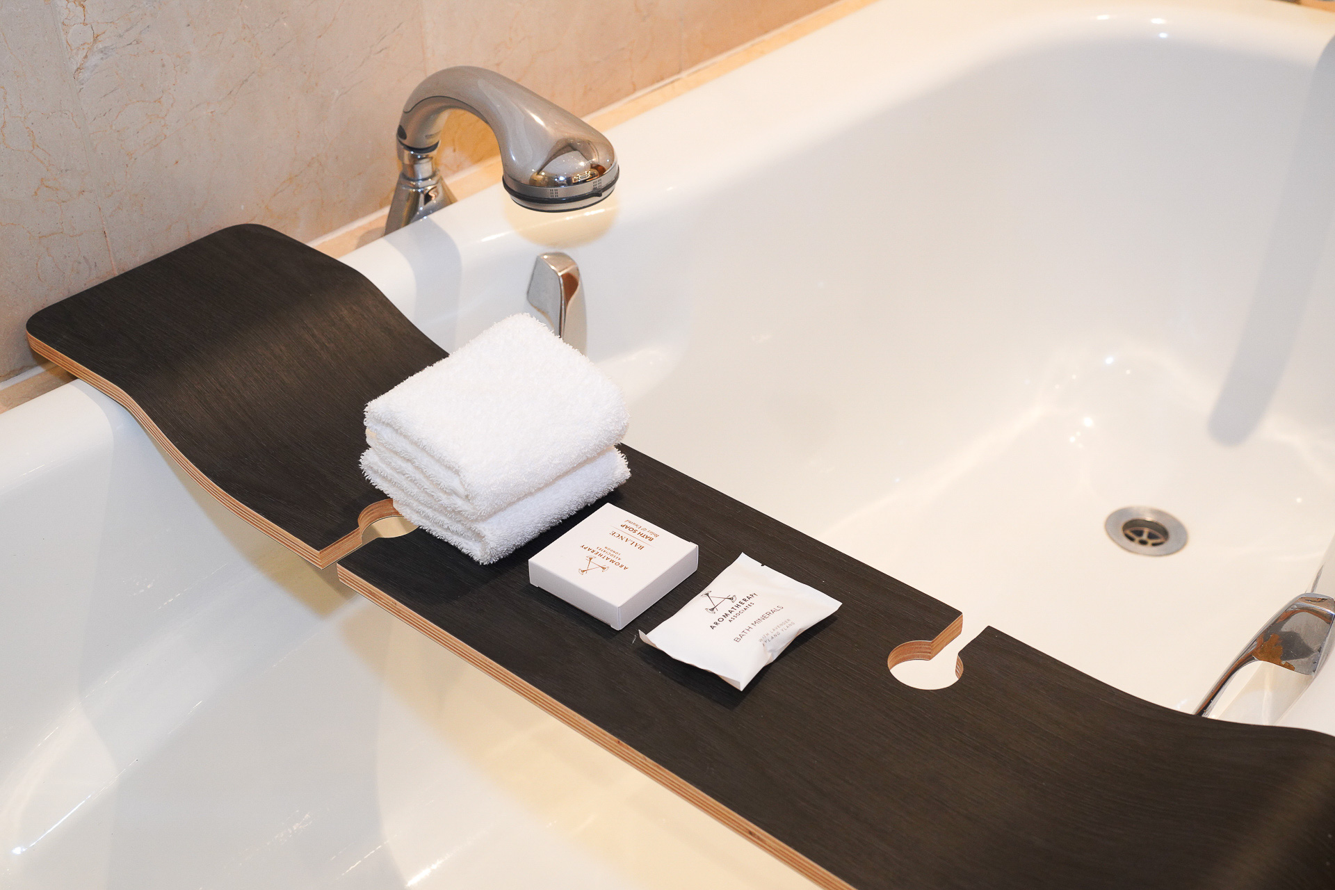 浴槽にはバスミネラルなどが置かれている