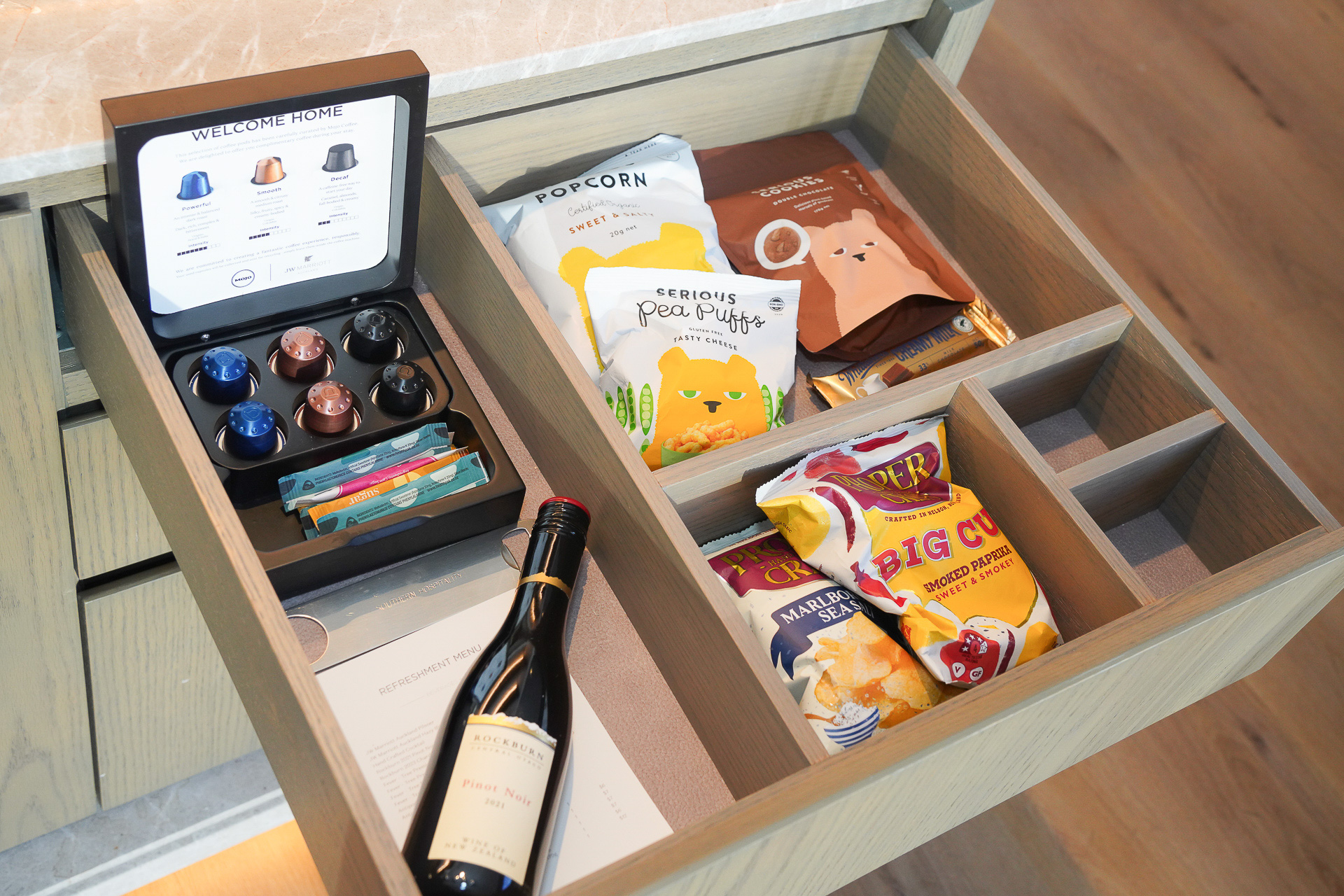 コーヒーのポーションやワイン、スナックなど