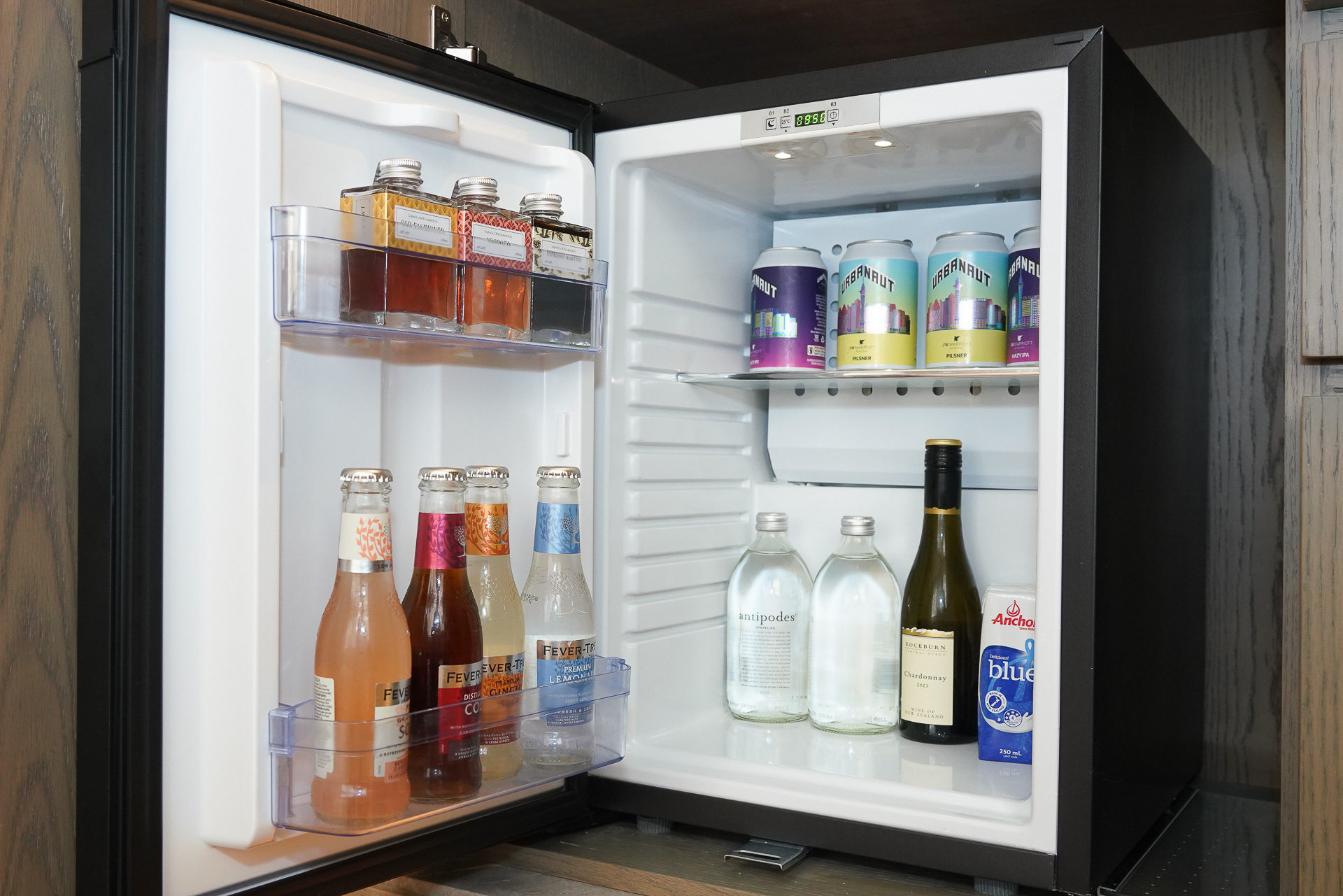 冷蔵庫のミニバーには地ビールも入っていた