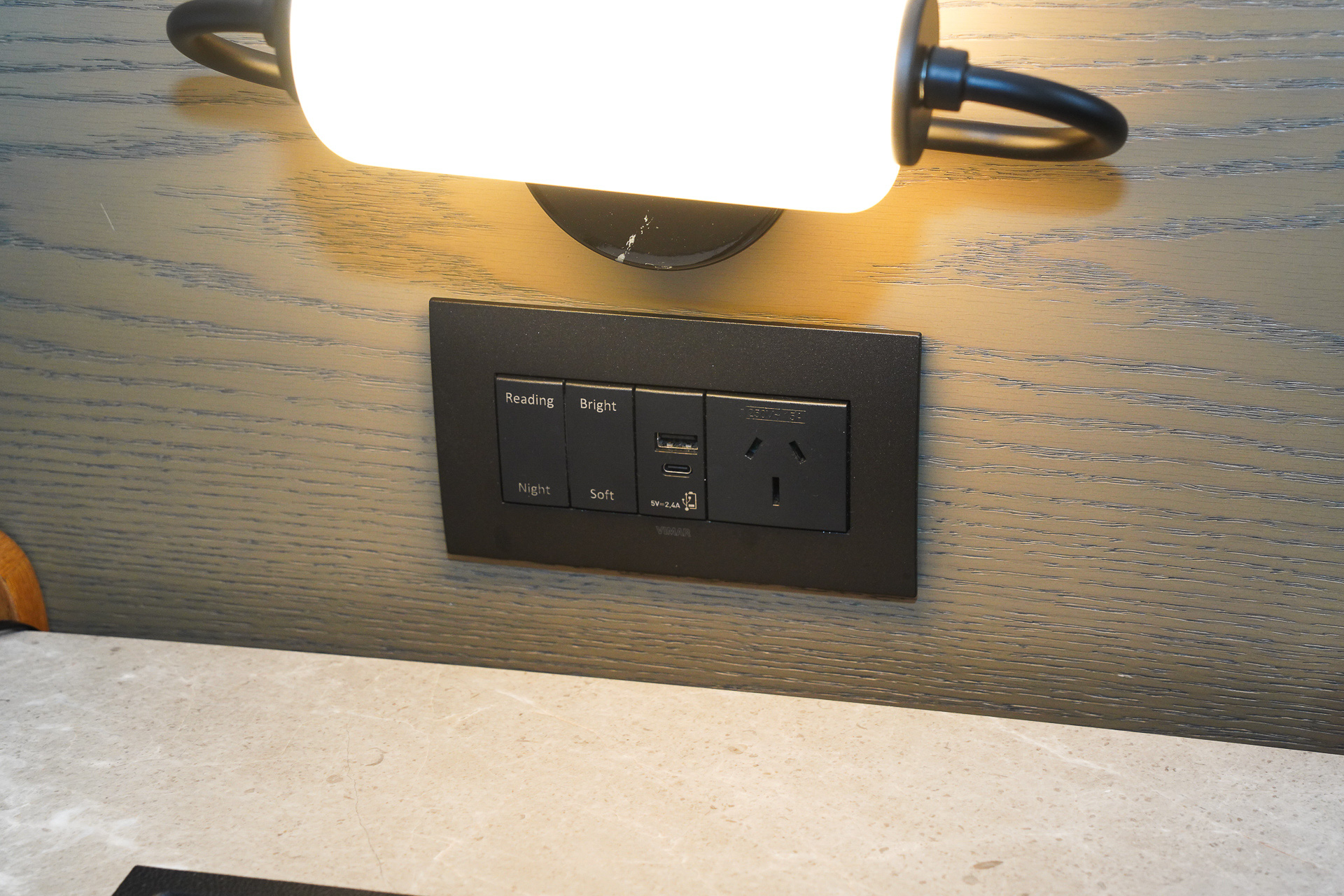 ベッドサイドのコンセント（O2タイプ）やスイッチ類。充電用USBポートはType-AとType-Cがある