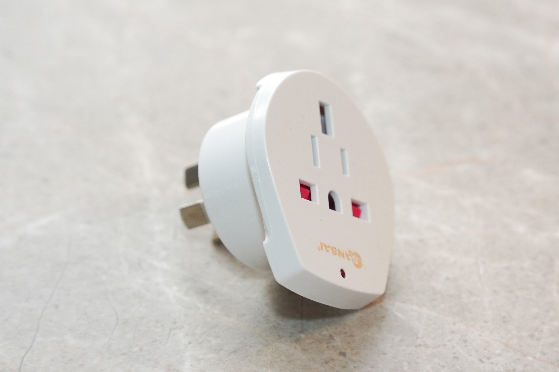 コンセントの変換器もある。ニュージーランドのコンセントは、OまたはO2タイプで電圧は230～240V