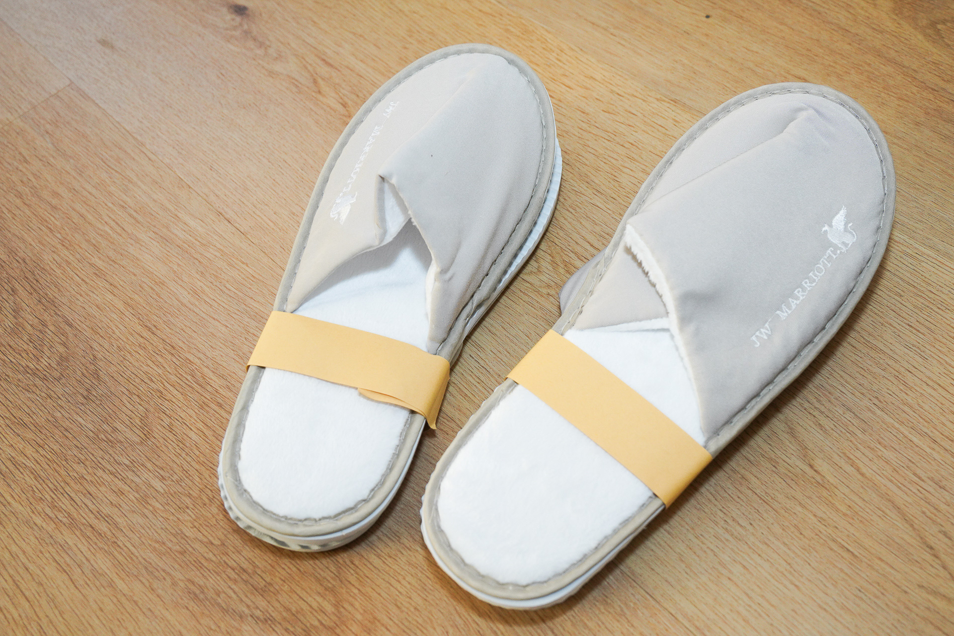 ホテル名入りの使い捨てスリッパが2セット