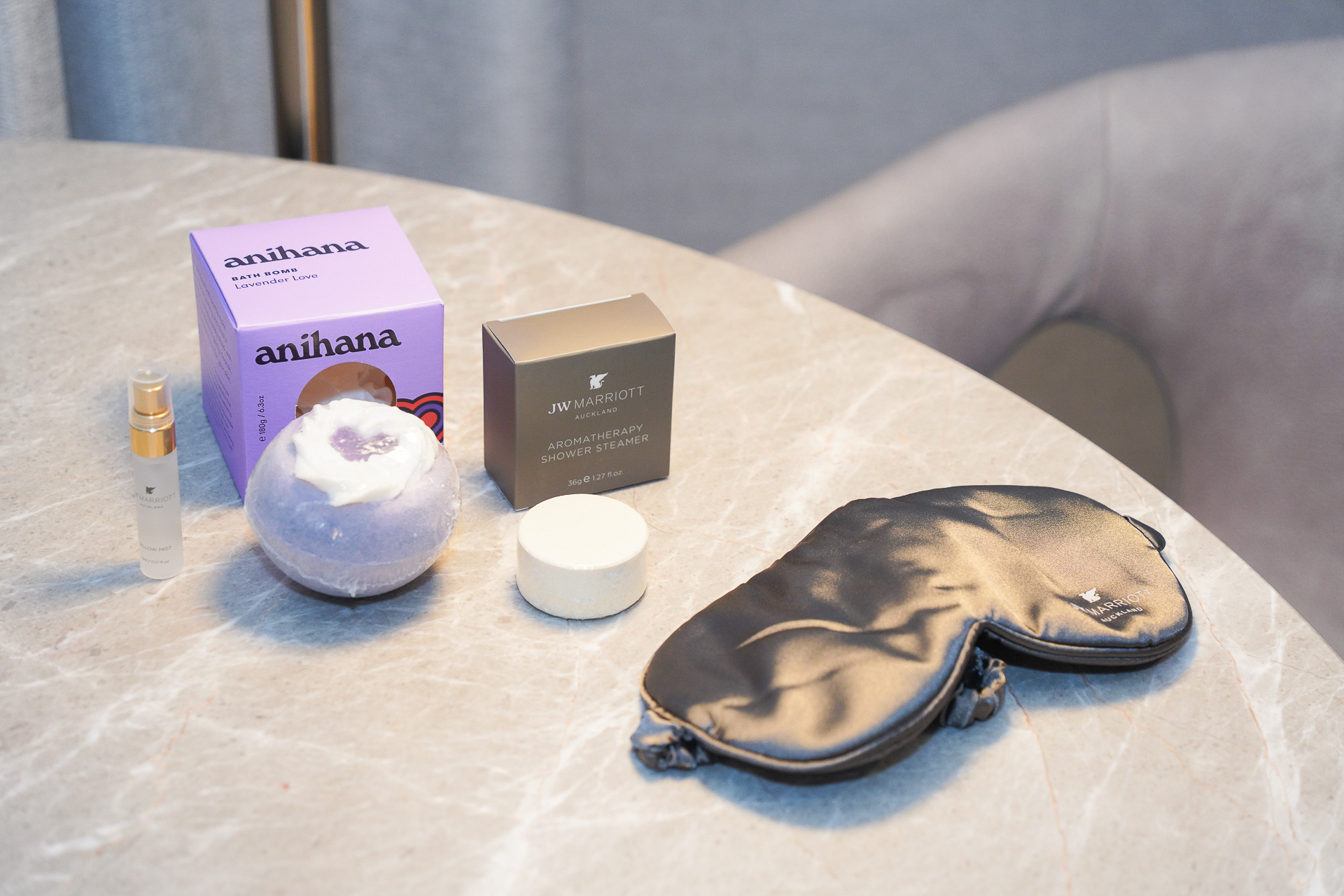 なかを開けると、バスボムやアイマスク、ピローミストなど