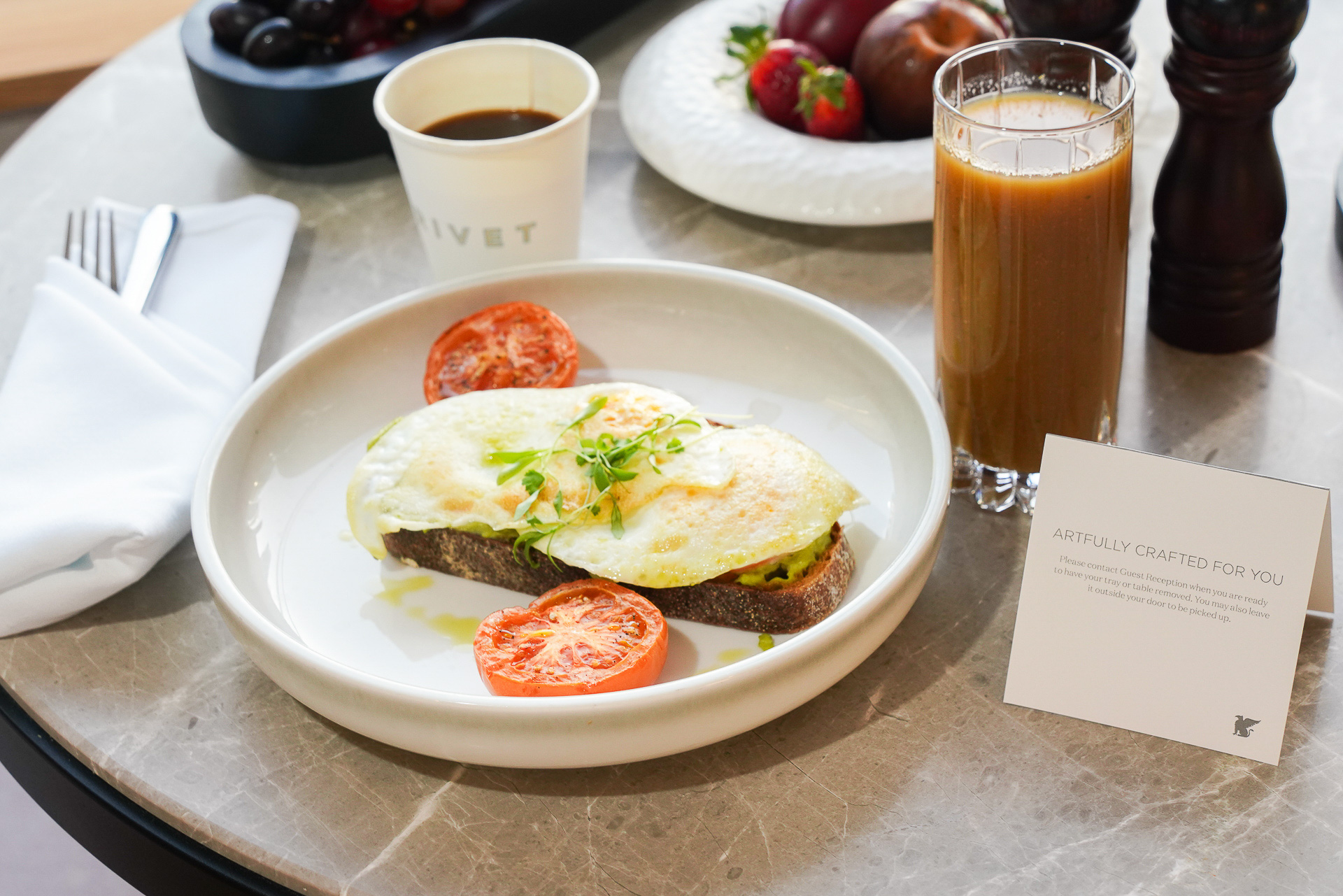 インルームダイニングは24時間利用可能。朝食を頼んでみた。ニュージーランドではメジャーな「クマラ（Kumara）」というイモを使ったサワードウ・ブレッドにアボカドホイップと目玉焼きが乗っている。ドリンクは、これもニュージーランドでよく食べられるという果実の「フェイジョア（Fejioa）」とリンゴのスムージーとホットコーヒー