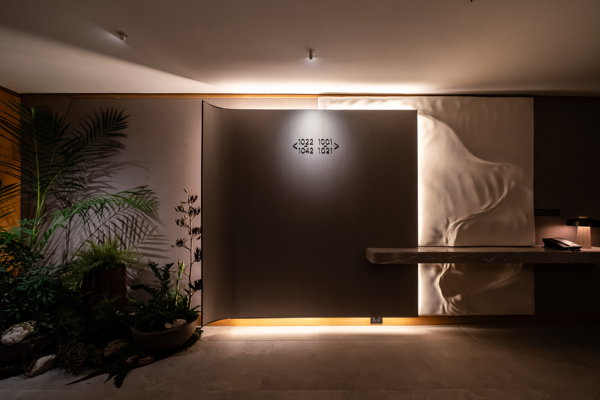 ホールは自然を取り入れたモダンなデザイン