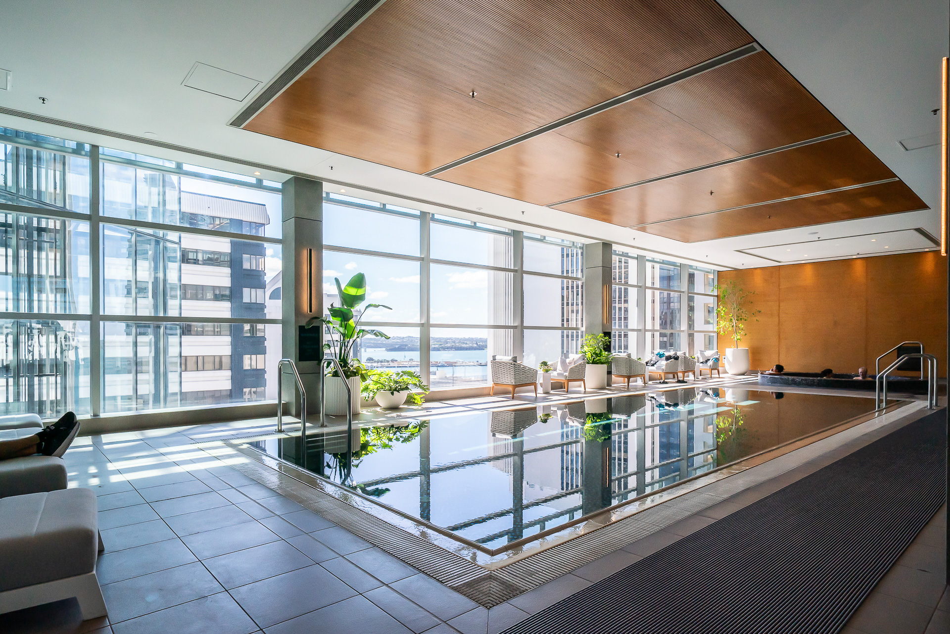 10階にある屋内温水プール