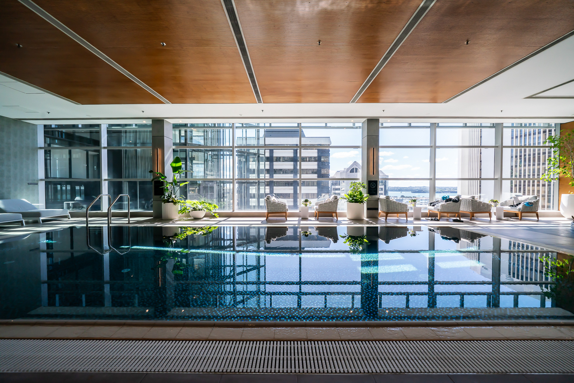 窓にはオークランドのシティビューが一面に広がる