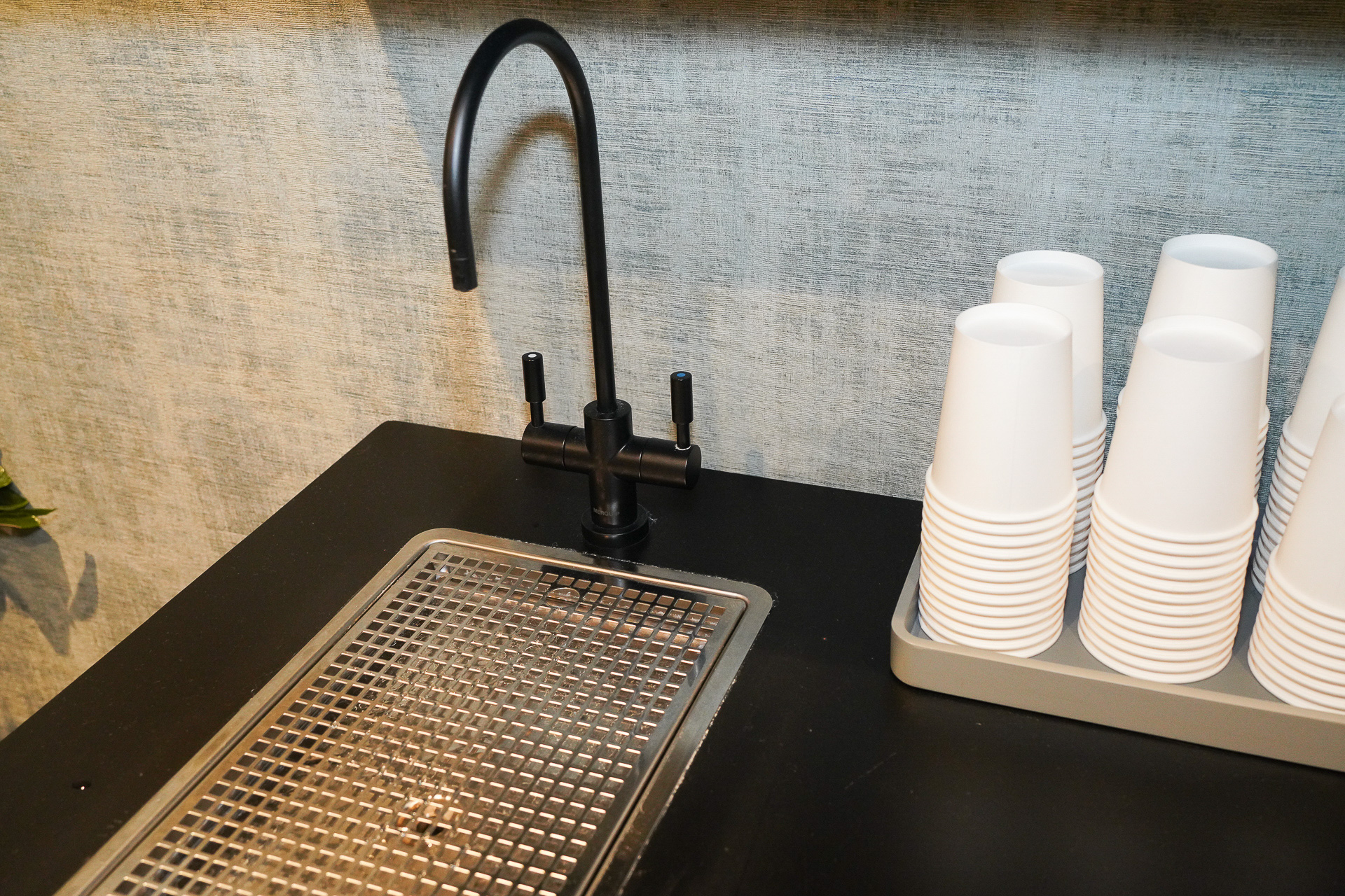 入口付近にウォーターサーバーがある