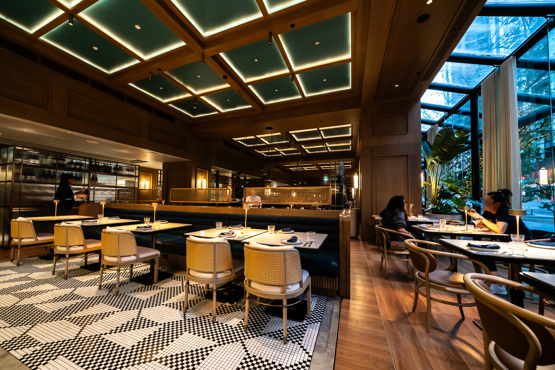 オールデイダイニングの「トリベット（Trivet）」。広い店内は一部サンルームのような作りで開放感がある