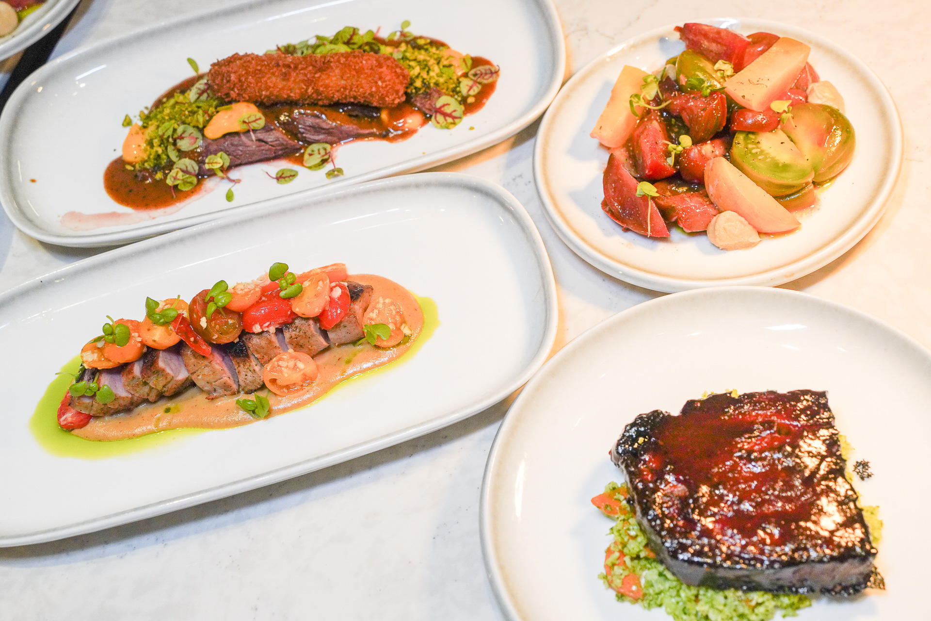 メインの肉類メニュー。ニュージーランドの素材を使った多国籍料理