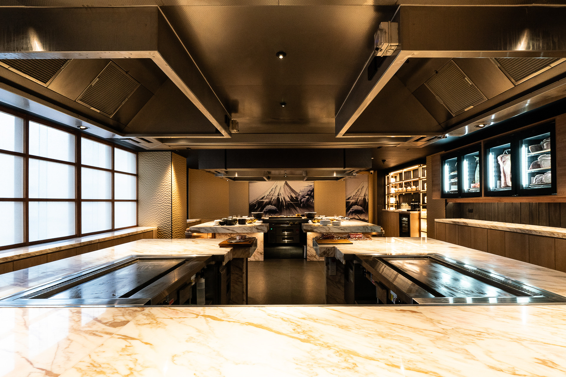 日本料理の「クレーター（Kureta）」。ライブで鉄板焼きが振る舞われる大きなカウンターテーブル