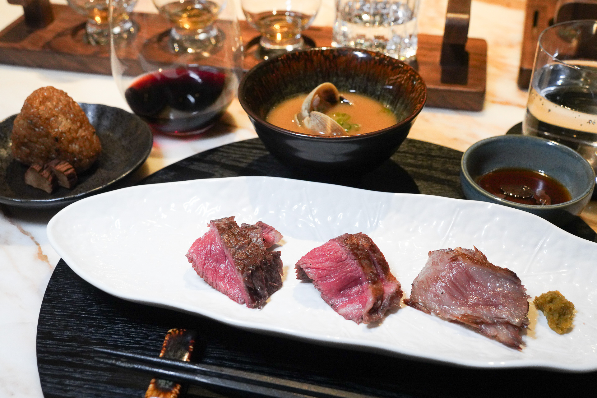 ニュージーランド、オーストラリア、日本の3種の和牛ブランドを食べ比べ。おにぎりと貝のお味噌汁付き