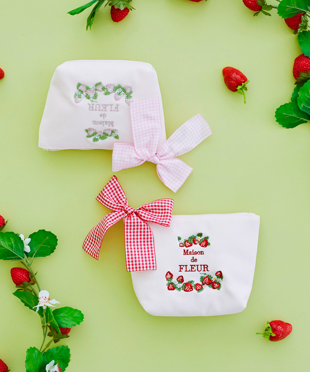 Maison de FLEUR「いちごフリルハンドルスクエアトートバッグ」と「いちごポーチ」