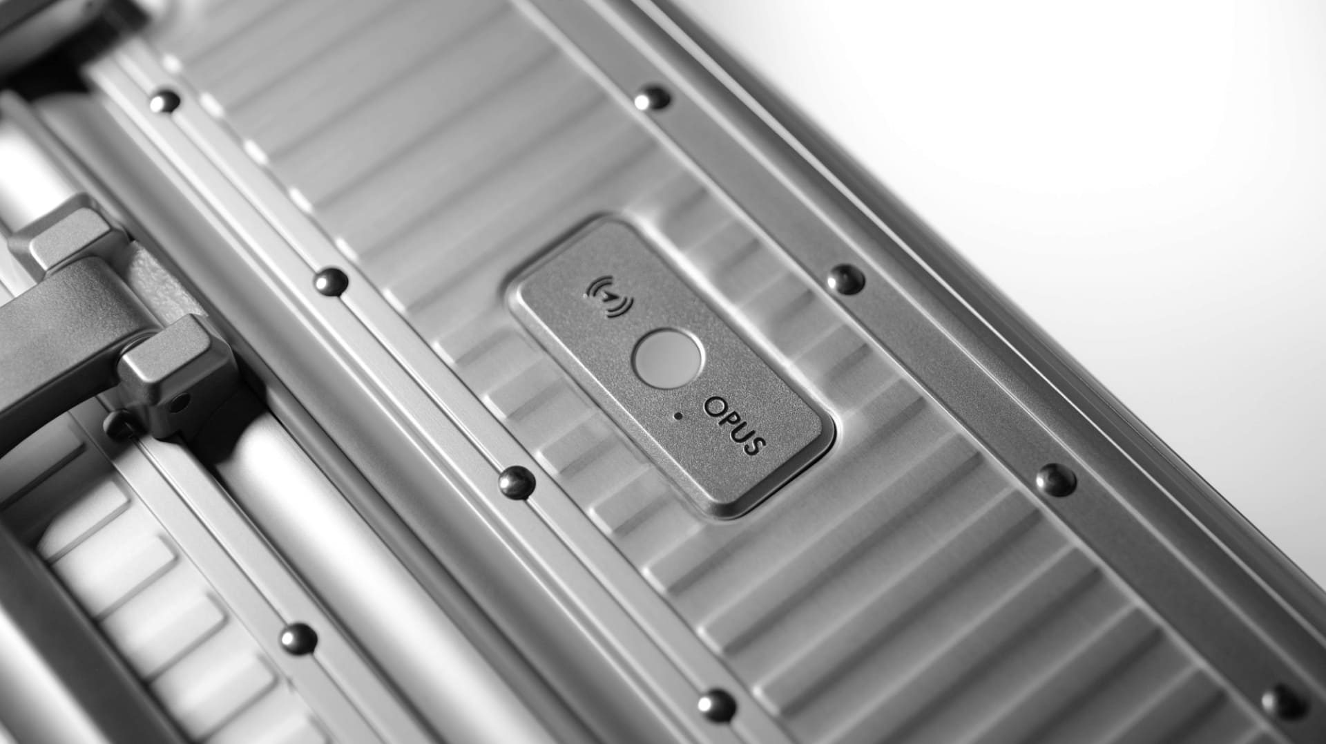 And Creatorが業界初の位置情報を追跡できるアルミ製スーツケース