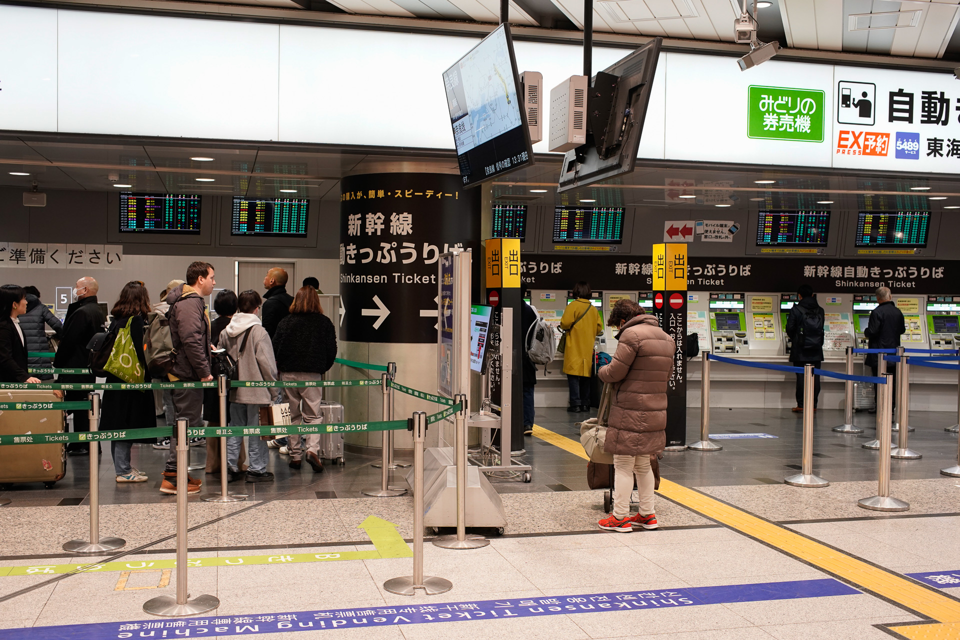 ある日の新大阪駅で。有人窓口に比べると、指定席券売機の方が空いているのはよくある光景だが、繁忙期になれば、こちらも混むだろう